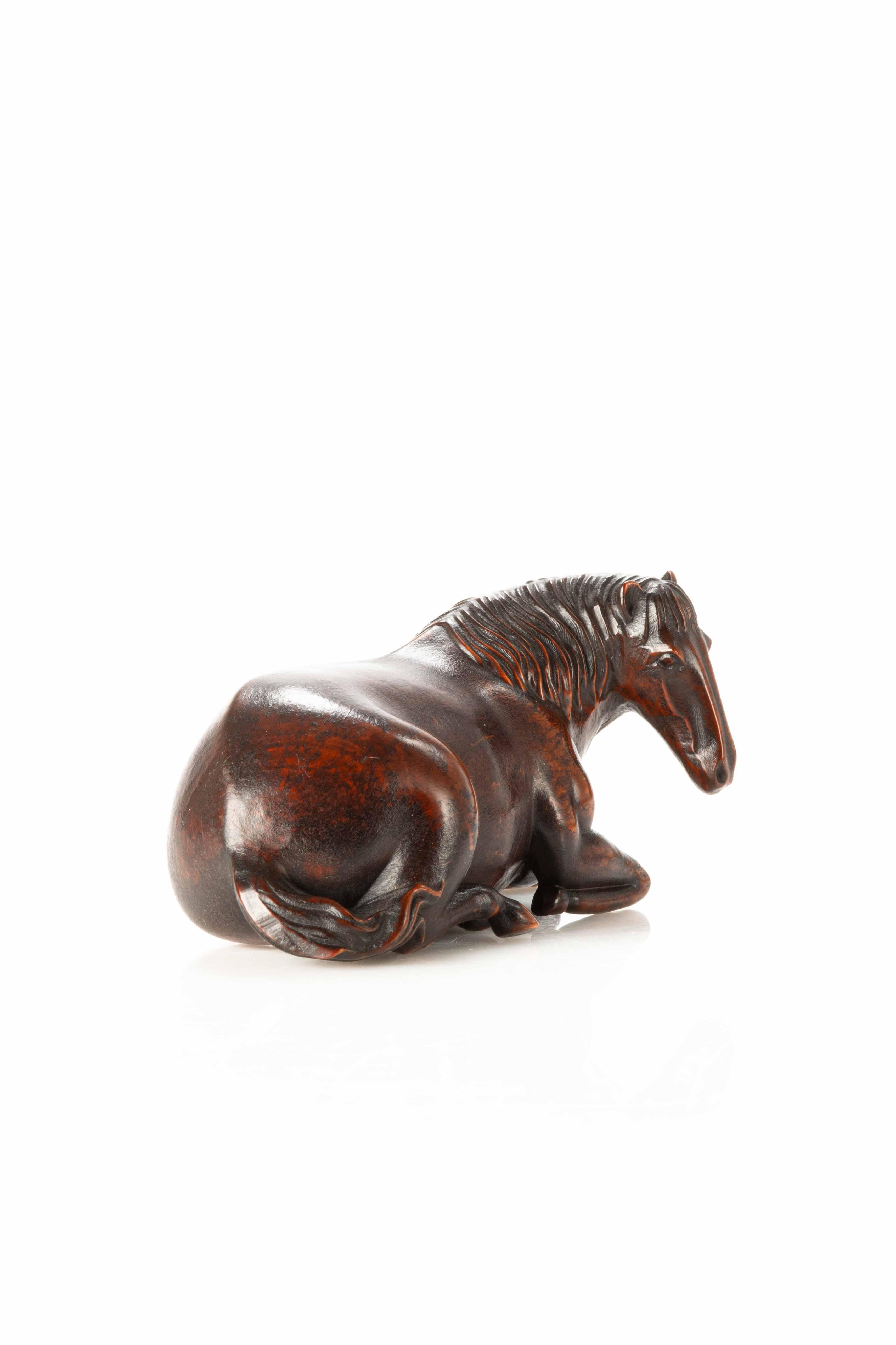 A Japanese wooden okimono depicting a lying horse In Excellent Condition For Sale In Milano, IT
