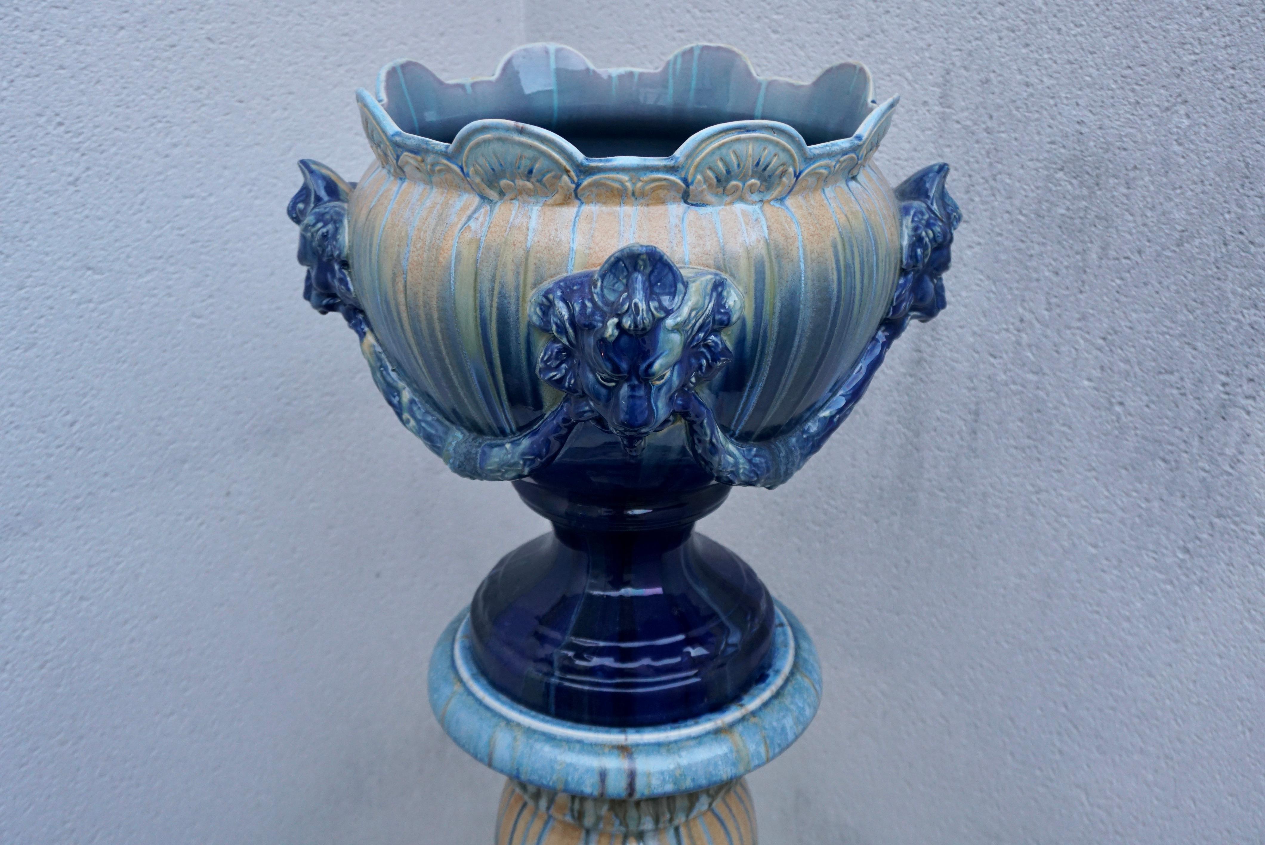 A Jardiniere on Column with Lion Head Decor in Flemish Earthenware Style In Good Condition For Sale In Antwerp, BE