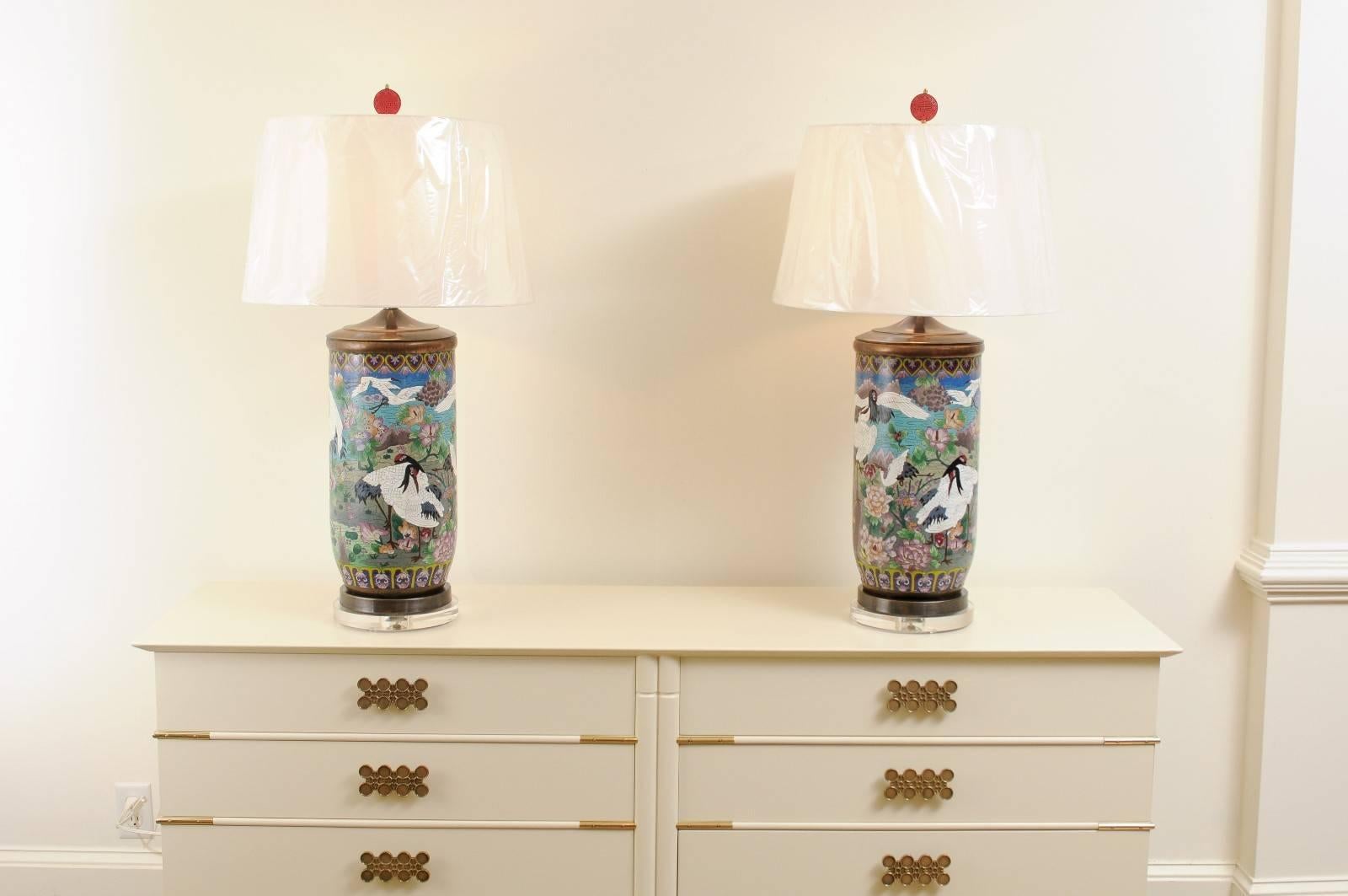  Paar Cloisonné-Gefäße mit Jaw-Dropping als maßgefertigte Lampen (Moderne der Mitte des Jahrhunderts) im Angebot