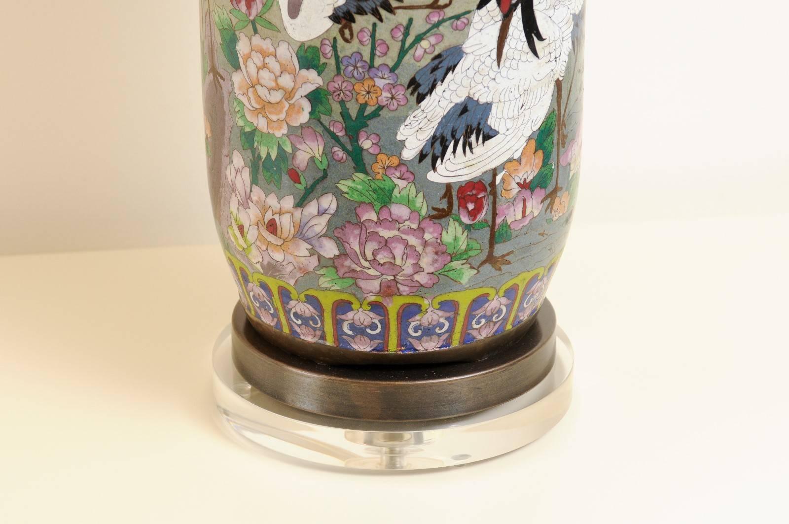  Une paire de vases en cloisonne pour des lampes personnalisées en vente 1