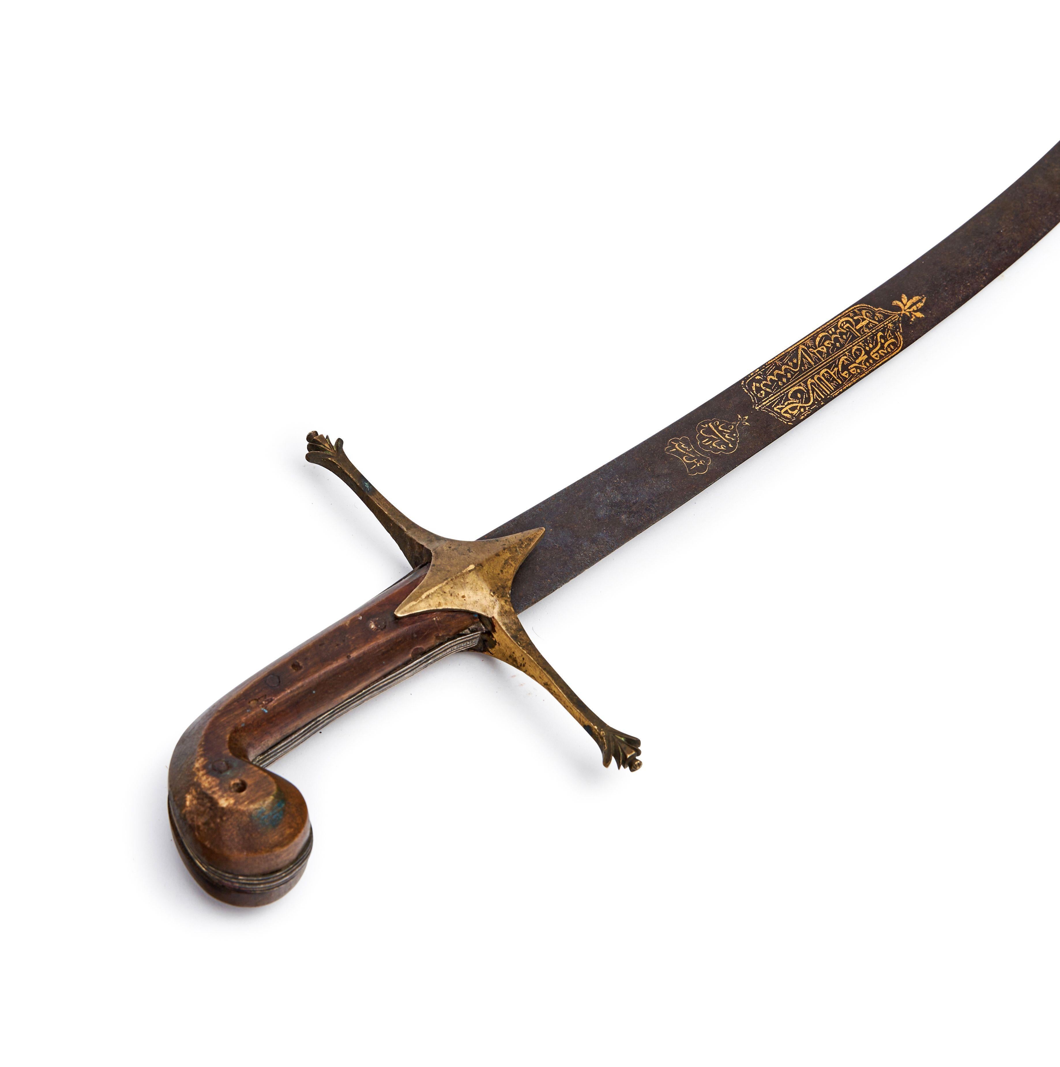 Une magnifique épée persane fabriquée par Asad Allah au XVIIe siècle, sous le règne de Shah Abbas.

traduisez : La victoire de Dieu et la conquête sont proches, et annonce la bonne nouvelle aux croyants, ô Mohammed. 

Dimensions : Longueur : 99cm 
