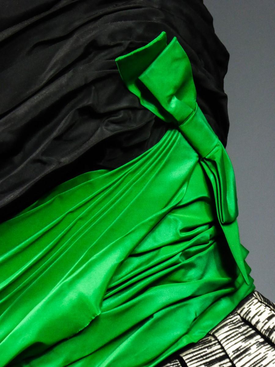 Un vestido de noche de tafetán y terciopelo de Jean Allen - Londres Circa 1955/1960 en venta 11
