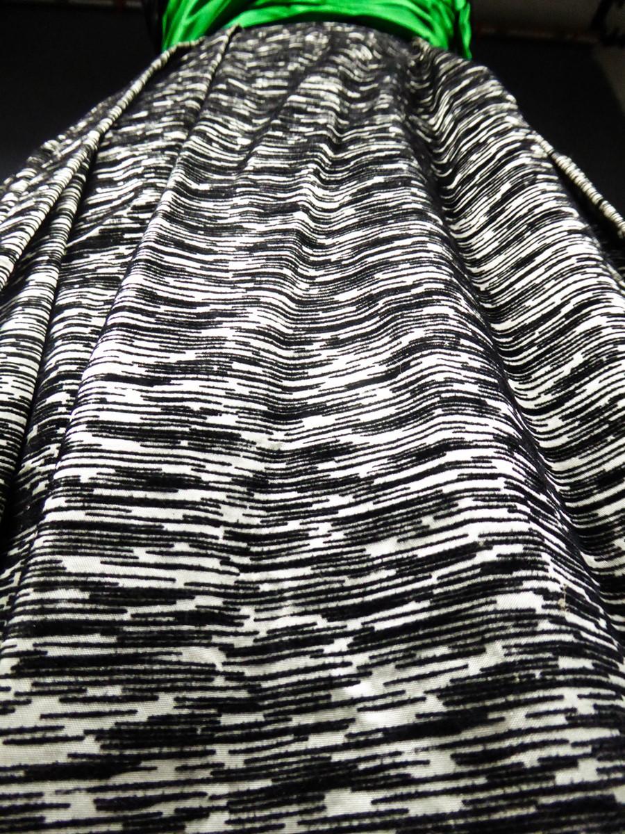 Un vestido de noche de tafetán y terciopelo de Jean Allen - Londres Circa 1955/1960 en venta 12