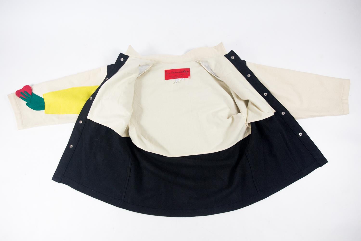 Circa 1985/1990

Francia

Rinvigorente caban o cappotto corto in pura lana di KO & Co dagli inizi della carriera di Jean Charles Castelbajac negli anni '80. Cappotto dal taglio ampio, colletto alla Mao e spalline decorate con lana applicata