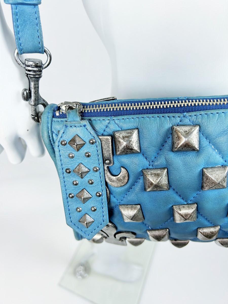 Bolso Humorístico Jean-Charles de Castelbajac de piel con tachuelas azules Circa 1995 en venta 6