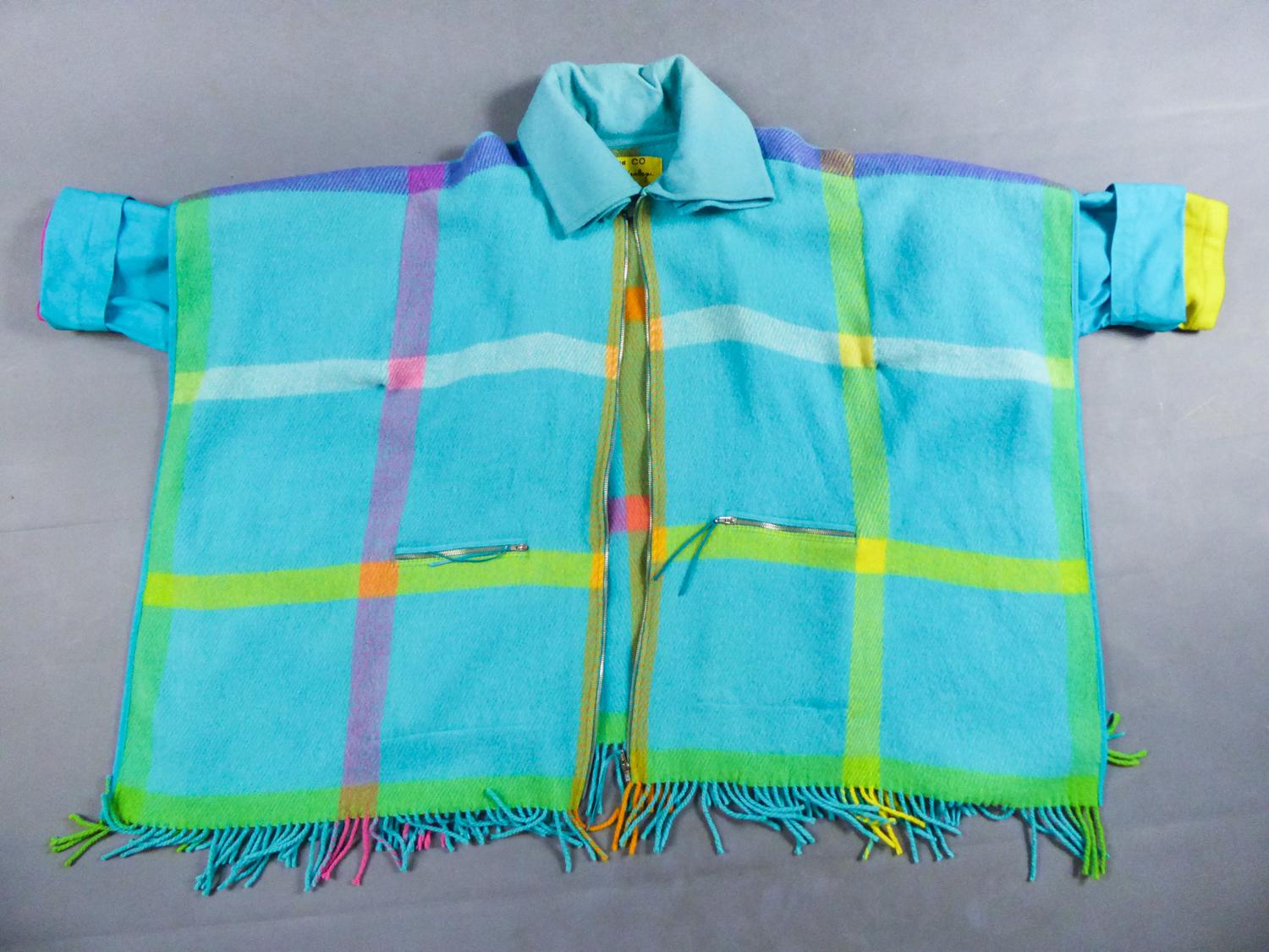 Un cappotto a poncho in lana Jean-Charles de Castelbajac KO and Co  Circa 1990 In condizioni buone a Toulon, FR