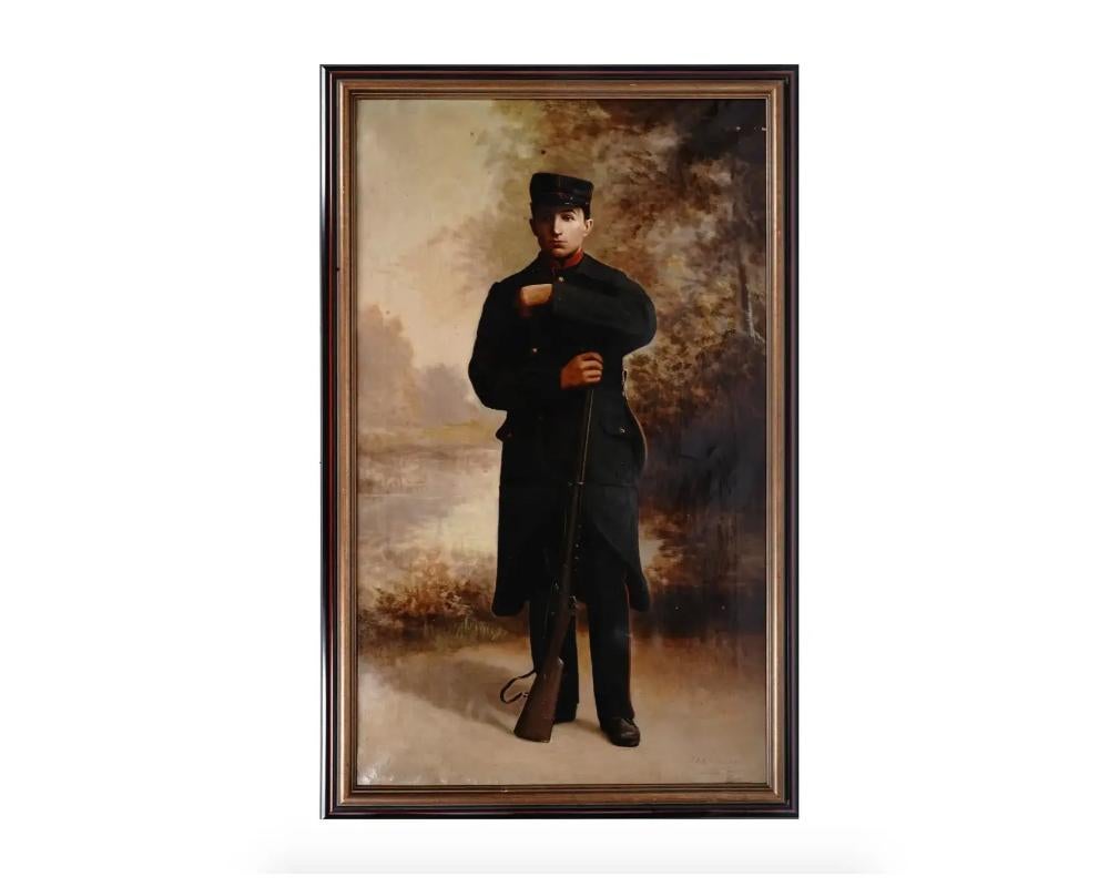 Portrait à l'huile sur toile d'un soldat belge avec un fusil par Jean Hanssens (français, 19e-20e siècle). Logé dans un joli cadre ancien en bois. Signé par l'artiste et daté de 1916 en bas à droite.

Dimensions : 100 x 60 cm (39 3/8 x 23 5/8