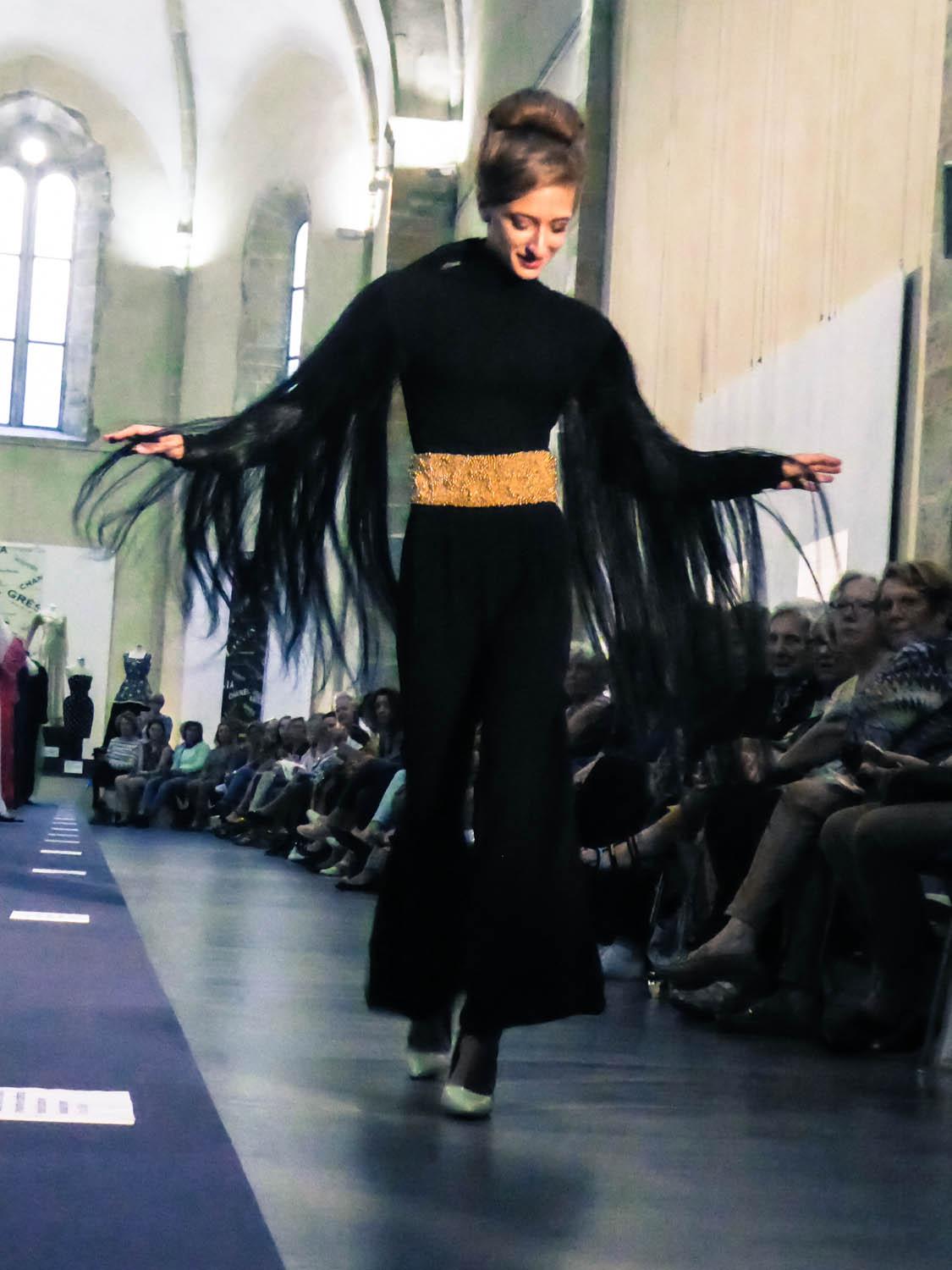 Fall Winter 2004 Collection
France

Jean-Louis Scherrer's Haute Couture fashion show Amazone set by Stéphane Rolland Look n ° 26 from the Fall Winter 2004 collection. Pants and top in black silk crepe. Amazing long sleeves covered with black