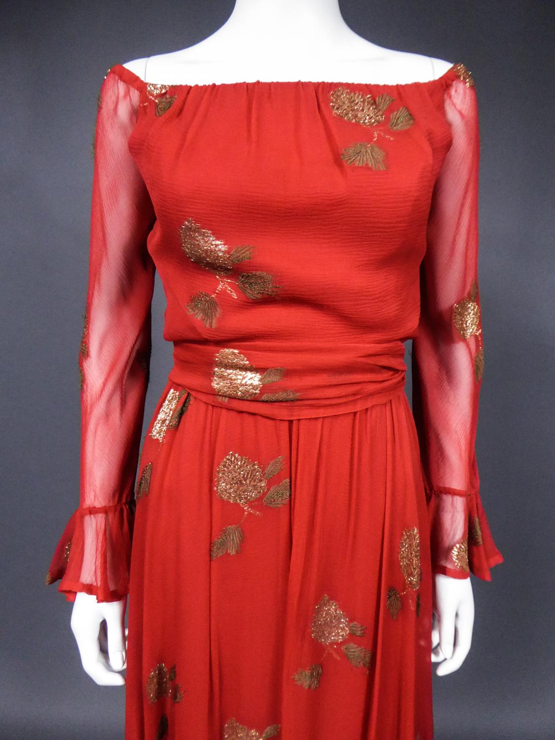 Collectional Automne Hiver 1974
France Haute Couture
Robe de soirée ou de cocktail en crêpe de soie rouge lamé or et argent de la célèbre maison de couture Jean Patou de la Collection Automne Hiver 1974. Robe longue à volants aux poignets et au bas
