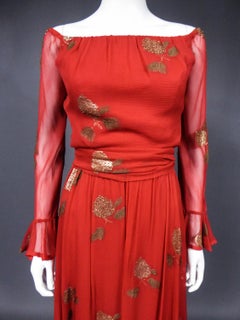 Un vestido de alta costura francés Jean Patou numerado 98427 en crepé lamé Colección 1974