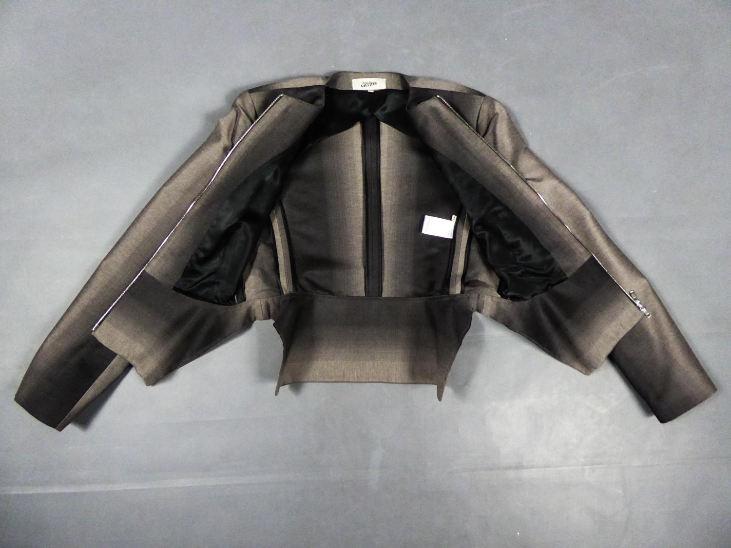 Circa 2010
Francia
Una giacca con zip di Jean Paul Gaultier, come nuova, per Gibo degli anni 2010. Gabardine di lana e seta molto fine e molto aderente con motivi grisaglia in arcobaleno nelle tonalità del crema, grigio, antracite e nero. Taglio