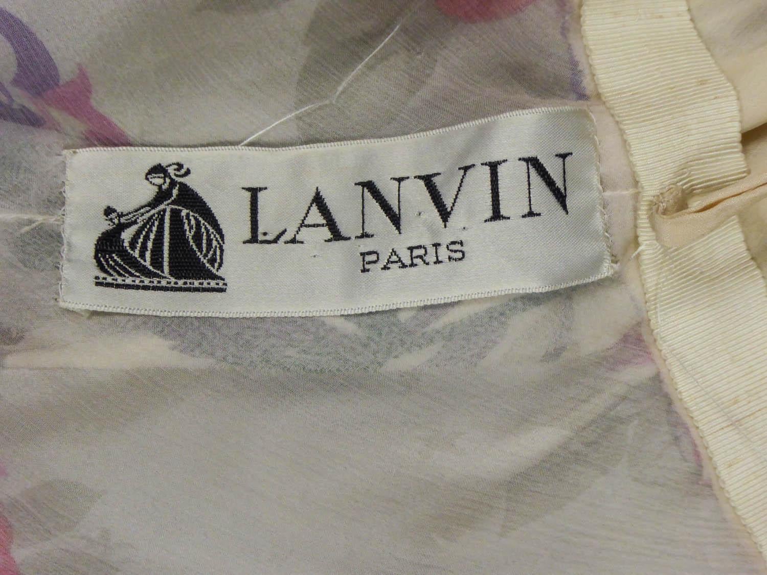 Ein Jeanne Lanvin Couture Kleid aus bedruckter Seide mit passenden Manschetten, CIRCA 1985 (Braun) im Angebot