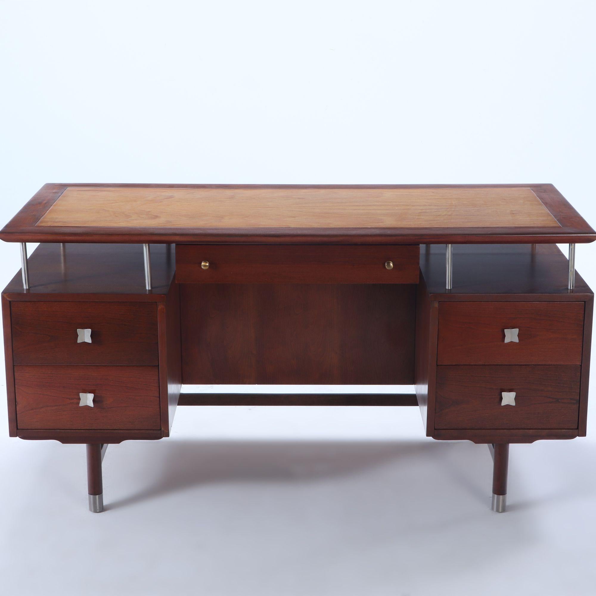 A Jens Risom mid century modern, double pedestal executive desk in cherry wood.
Kneehole measurements: 24.75