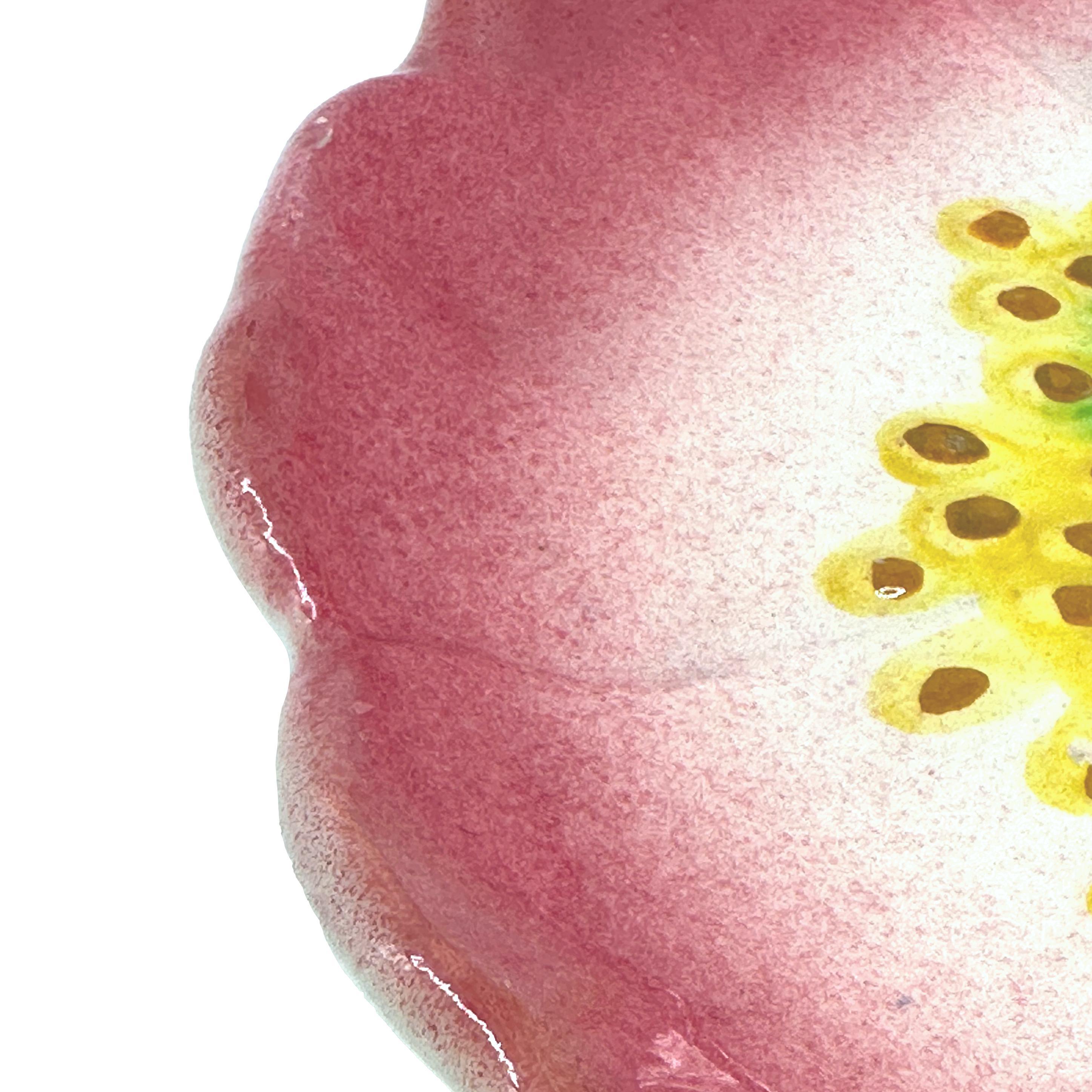 Français Assiette à fleurs en majolique en trompe-l'œil rose de Jérôme Massier, France, vers 1880