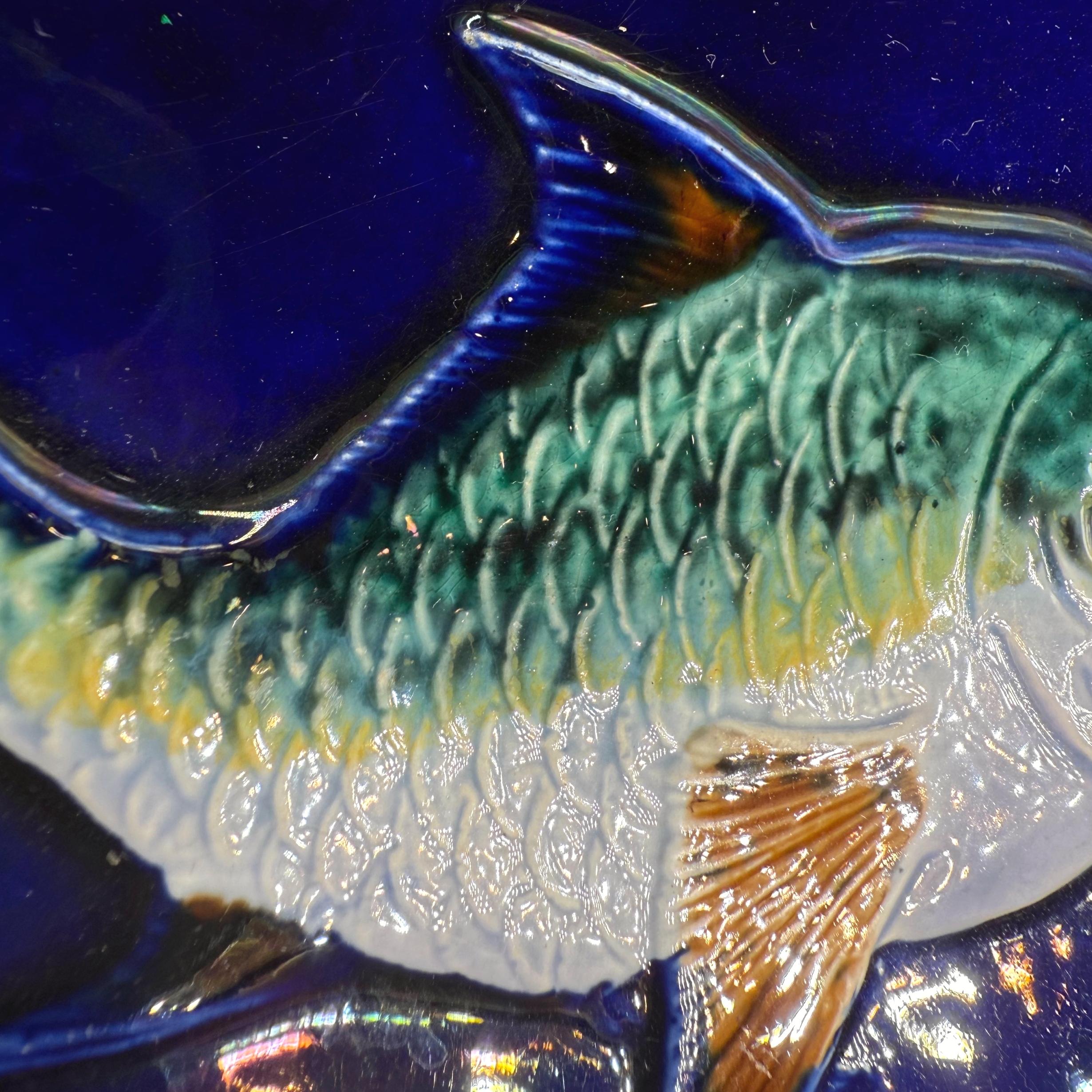 Piatto a forma di pesce in maiolica blu cobalto di Joseph Holdcroft, inglese, 1880 ca. In condizioni buone in vendita a Banner Elk, NC