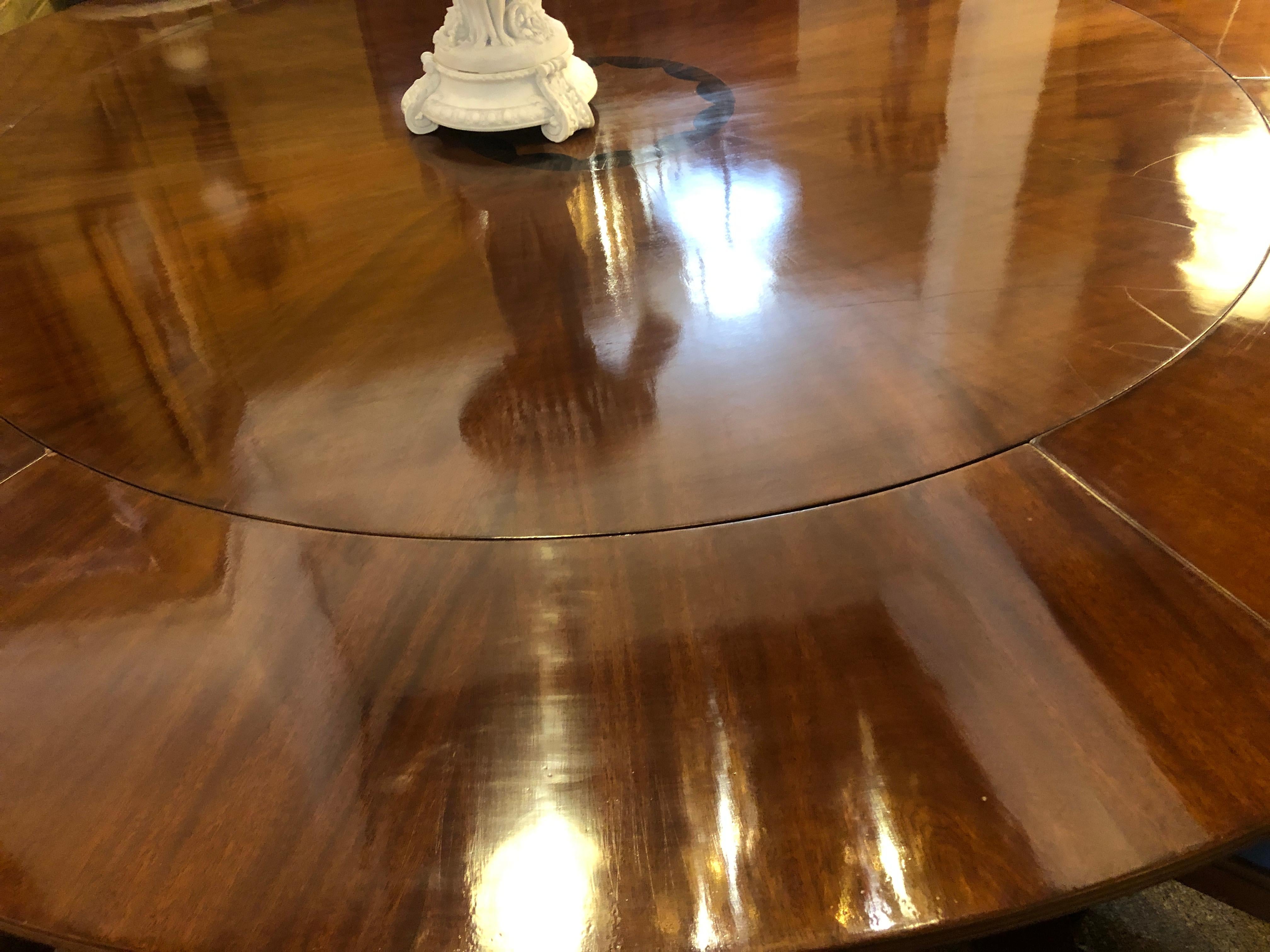 John Stuart Style Circular Inlaid Expandable Dining or Center Table In Good Condition In Stamford, CT