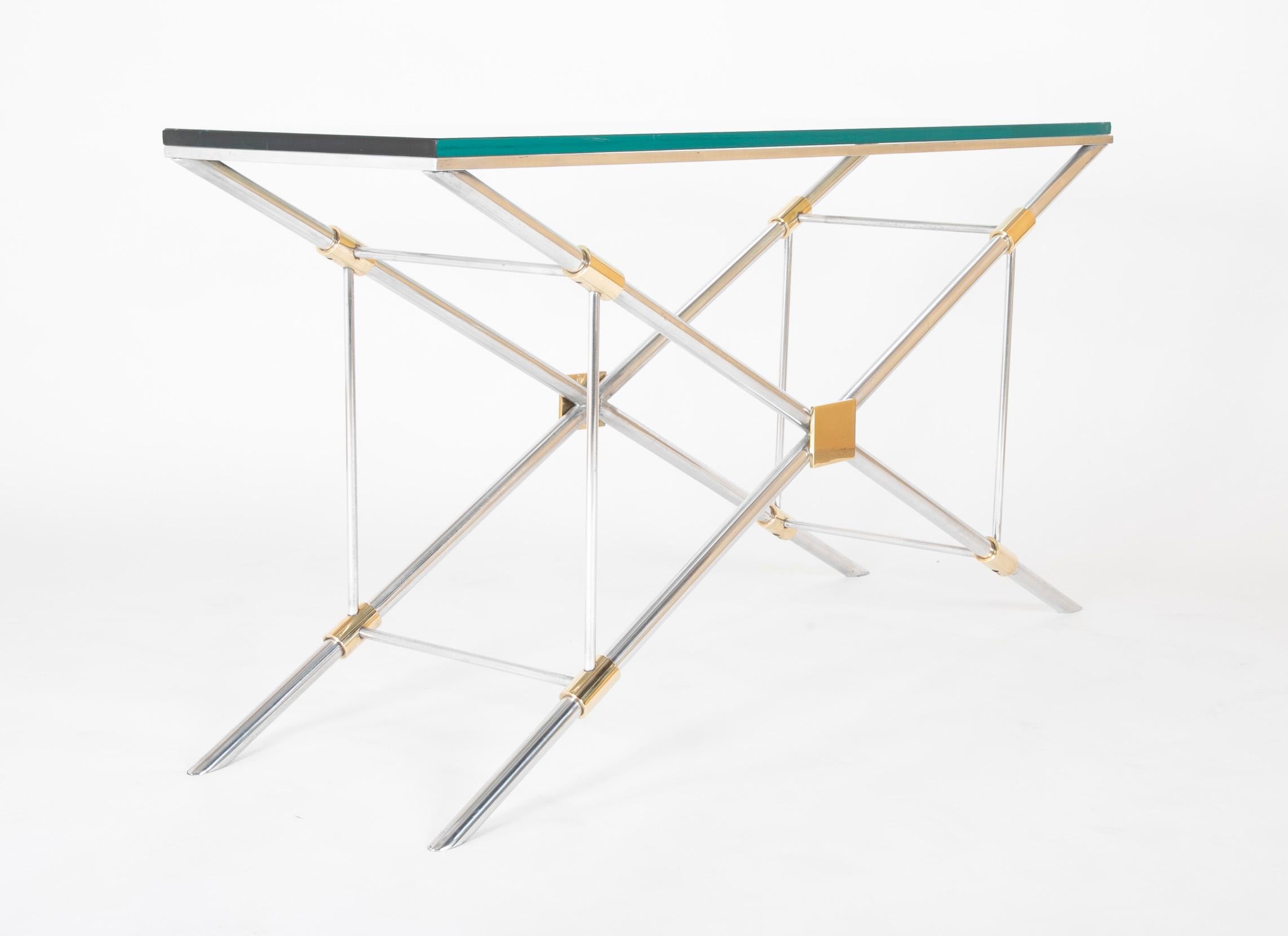 Une table console John Vesey en aluminium, verre et laiton. Milieu du 20e siècle.