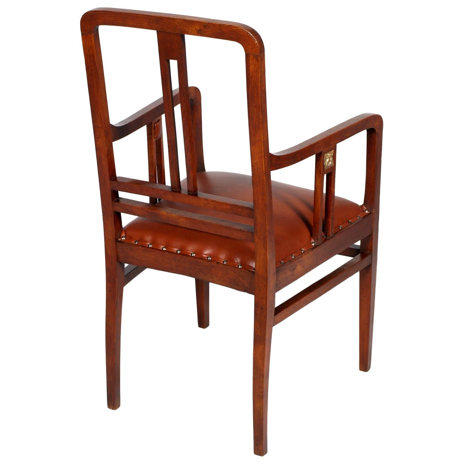 Era Art Nouveau, early 20th century museal modernist Wiener Werkstätte armchair restored re-upholstered leather by Josef Hoffmann.
Solid walnut wood structure with original patina, with cast bronze plates applied in the backrest and laterally in