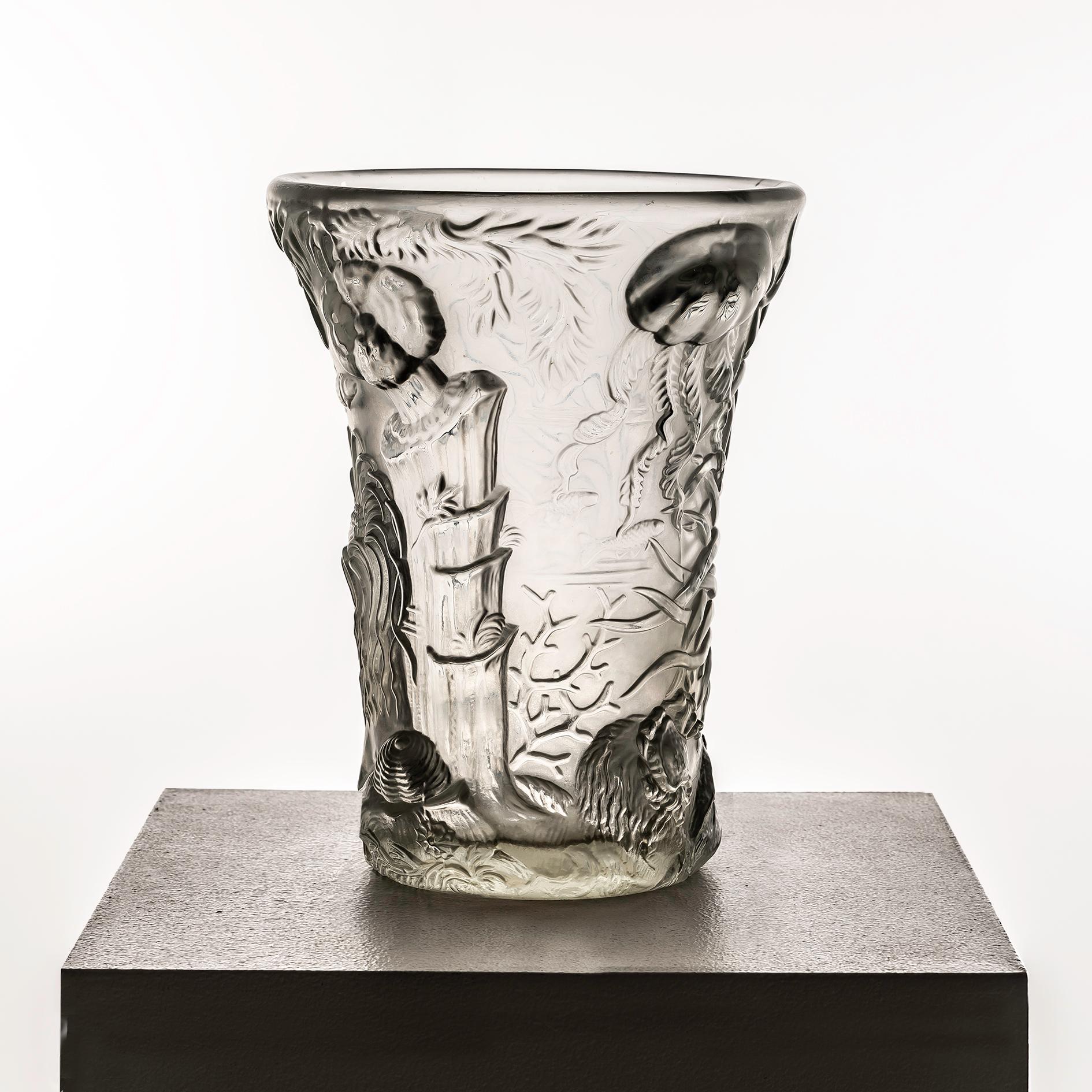 Die in den 1960er Jahren von Josef Inwald für Barolac geschaffene Glasvase Marine Life ist ein Zeugnis für die exquisite Handwerkskunst und die künstlerische Innovation, die die Glaswaren der Jahrhundertmitte prägten. Dieses besondere Stück wird für