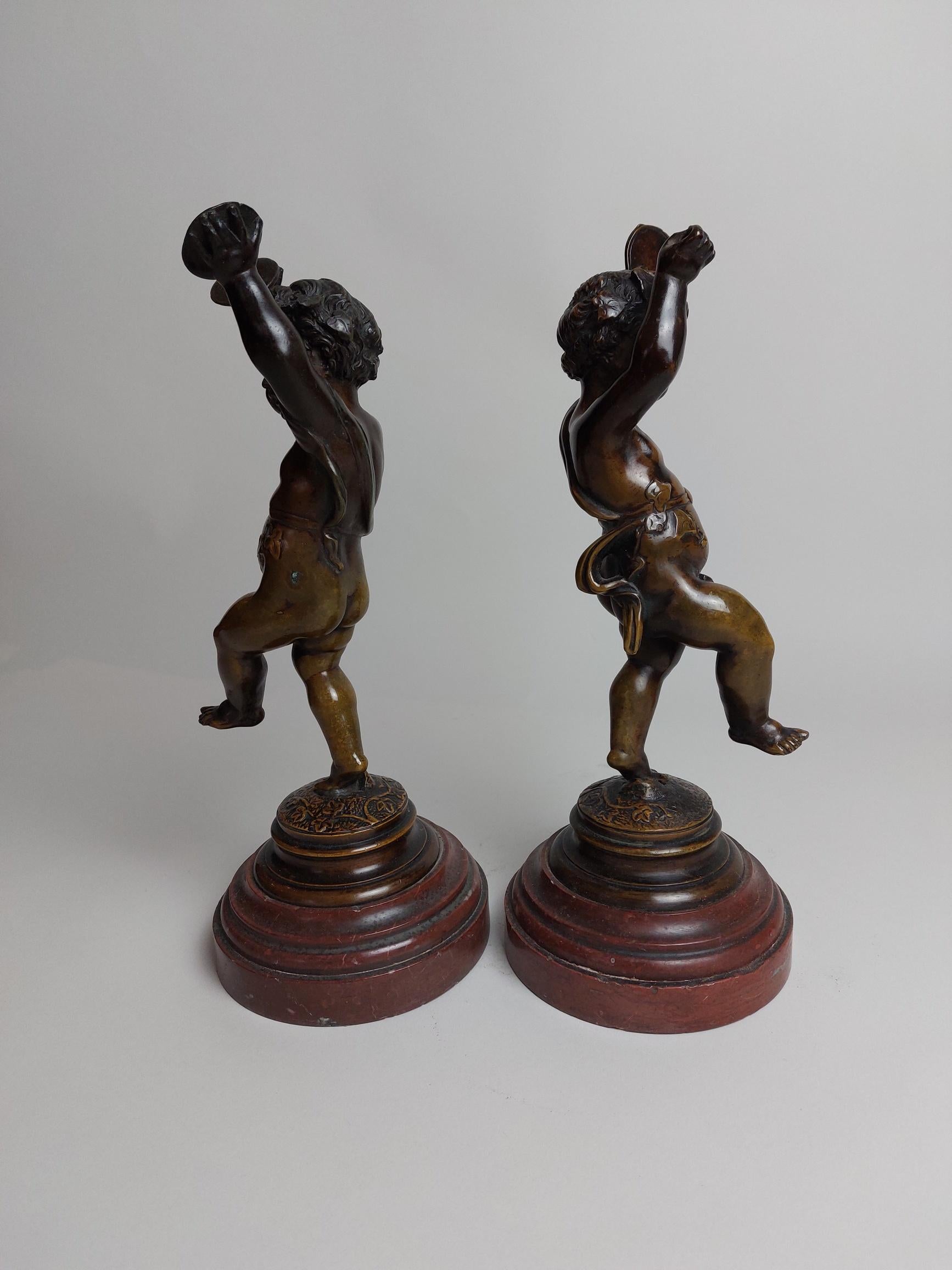 Néo-baroque Une joyeuse paire de chérubins (putti) en bronze du XIXe siècle dansant en vente