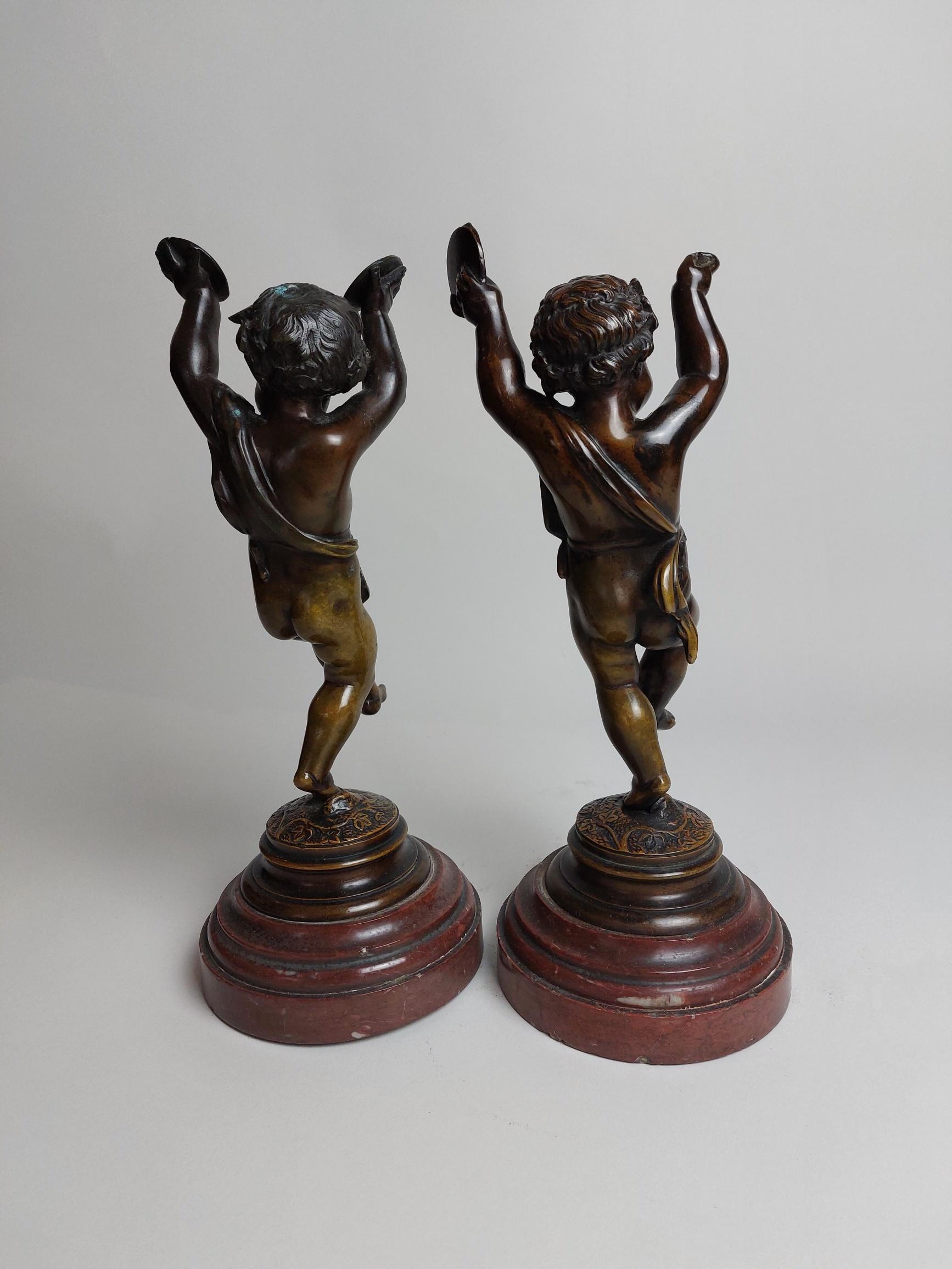 European Joyful Pair of 19th Century Bronze Cherubs 'Putti' Dancing For Sale