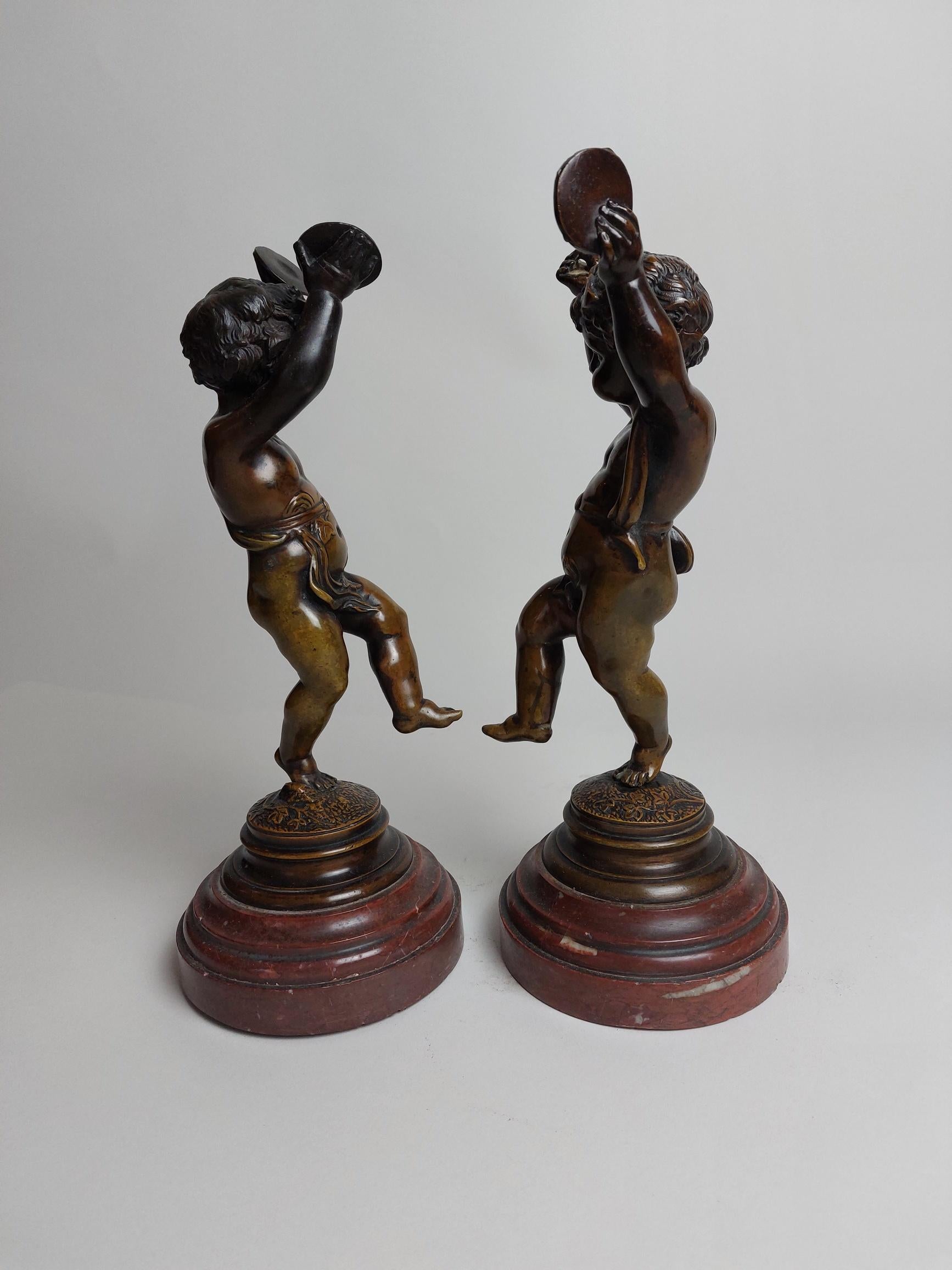 Moulage Une joyeuse paire de chérubins (putti) en bronze du XIXe siècle dansant en vente