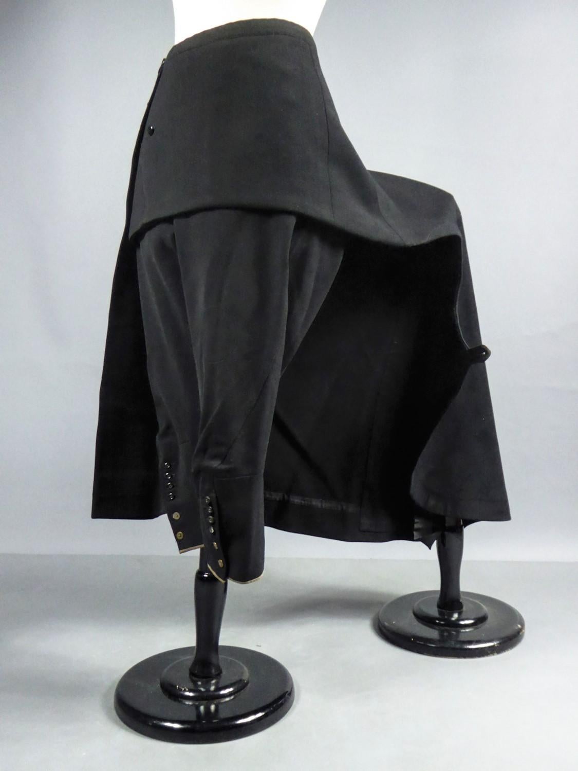 Circa 1930
England
A collectible Jumpsuit Amazon short pants and skirt in twill gabardine with black wool from the designer house Robert & Carroll in London and dated 1930. Short pants with knee-shaped inserts for riding, with inner reinforcement in