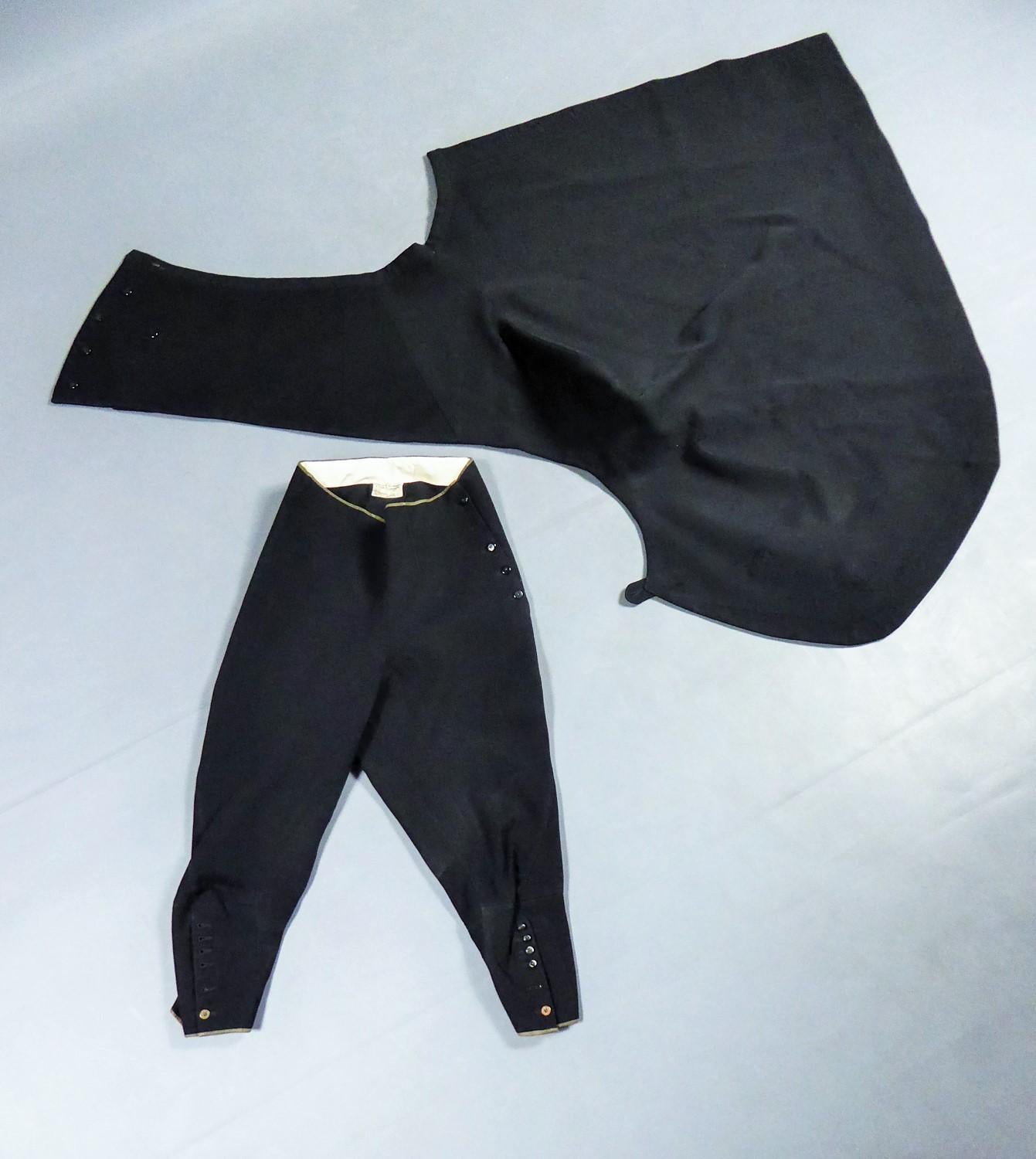 Noir Combinaison asymétrique  Pantalon court et jupe en gabardine de laine - Angleterre vers 1930 en vente