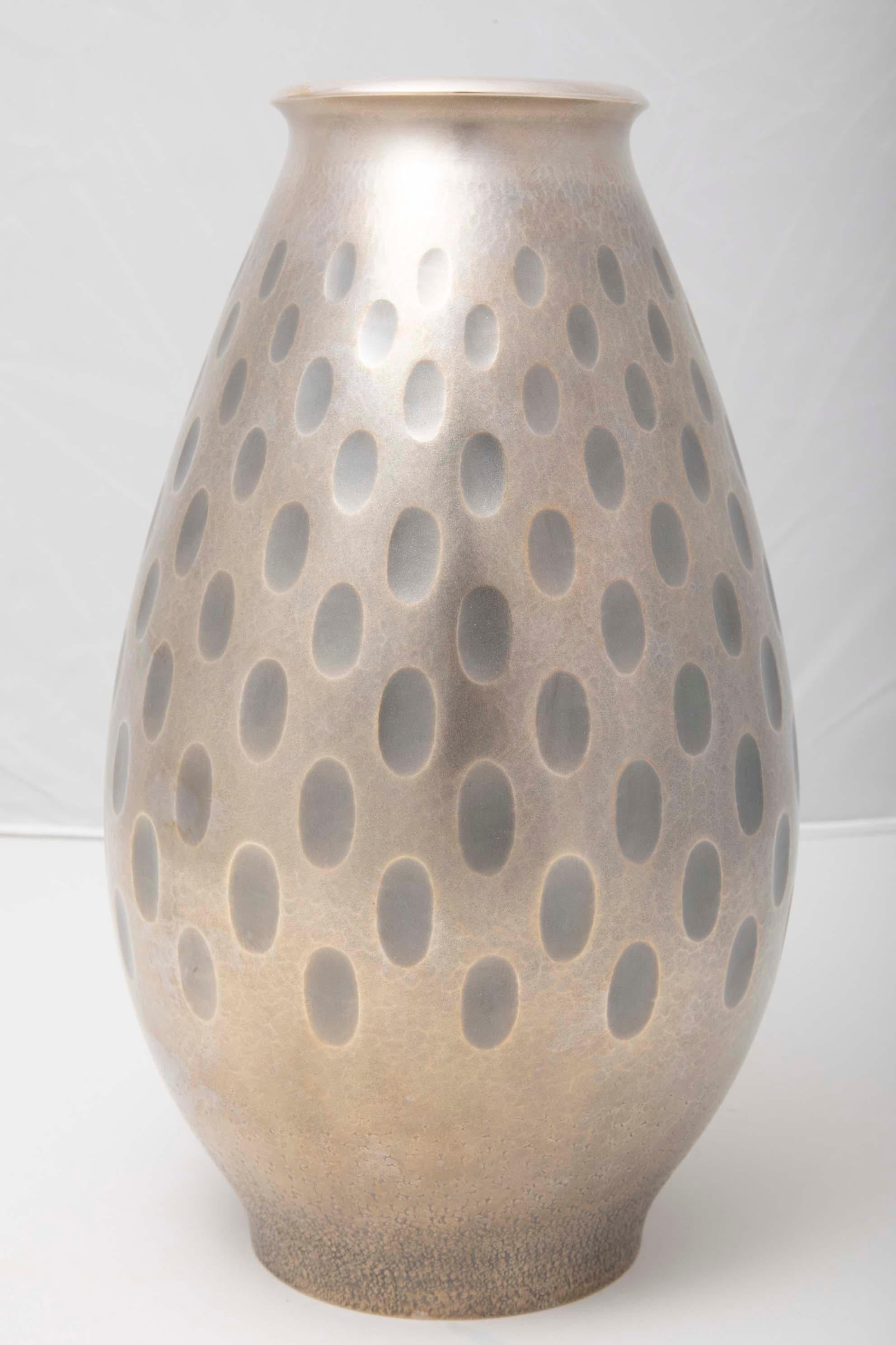 Handgehämmerte Vase aus reinem Silber (Jungin) mit Daumendruckmuster. Mitsukoshi und Jungin stempeln. Mit signierter Schachtel.