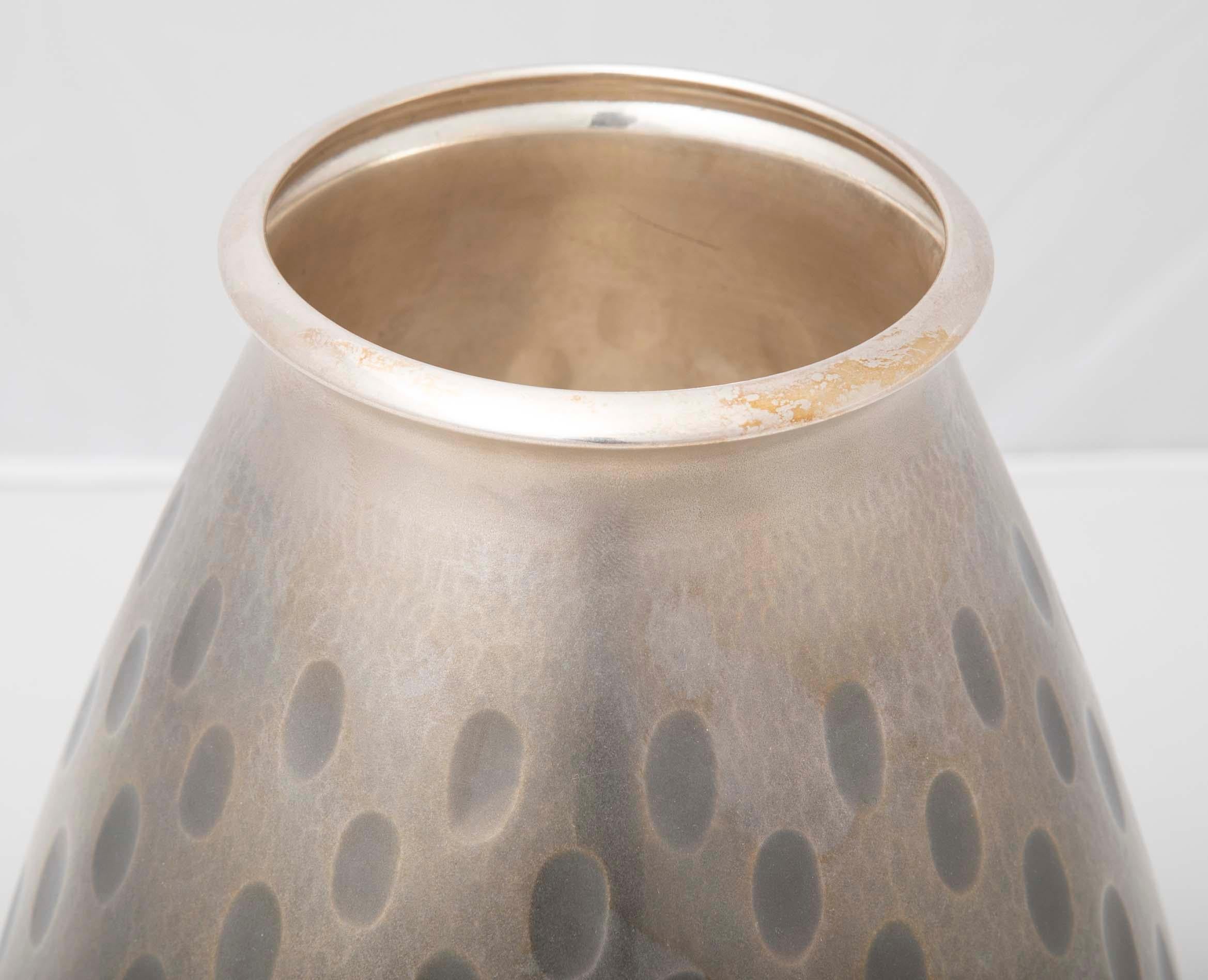 Jungin 'Pure Silver' Thumbprint-Vase für Mitsukoshi (Moderne der Mitte des Jahrhunderts) im Angebot