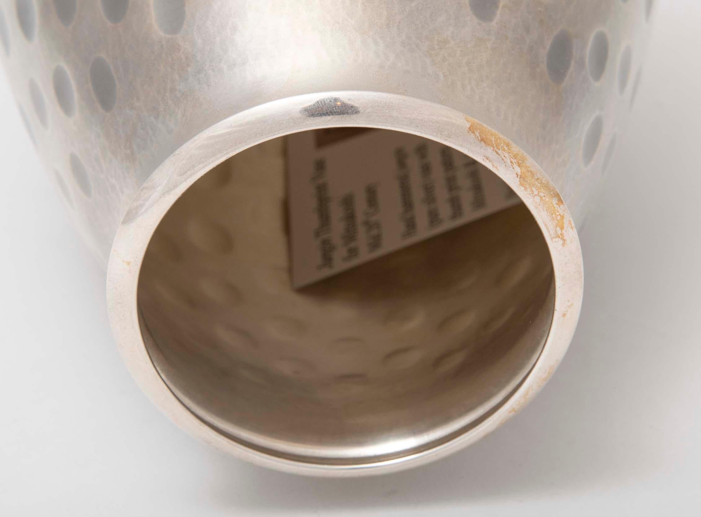 Jungin 'Pure Silver' Thumbprint-Vase für Mitsukoshi im Zustand „Gut“ im Angebot in Stamford, CT