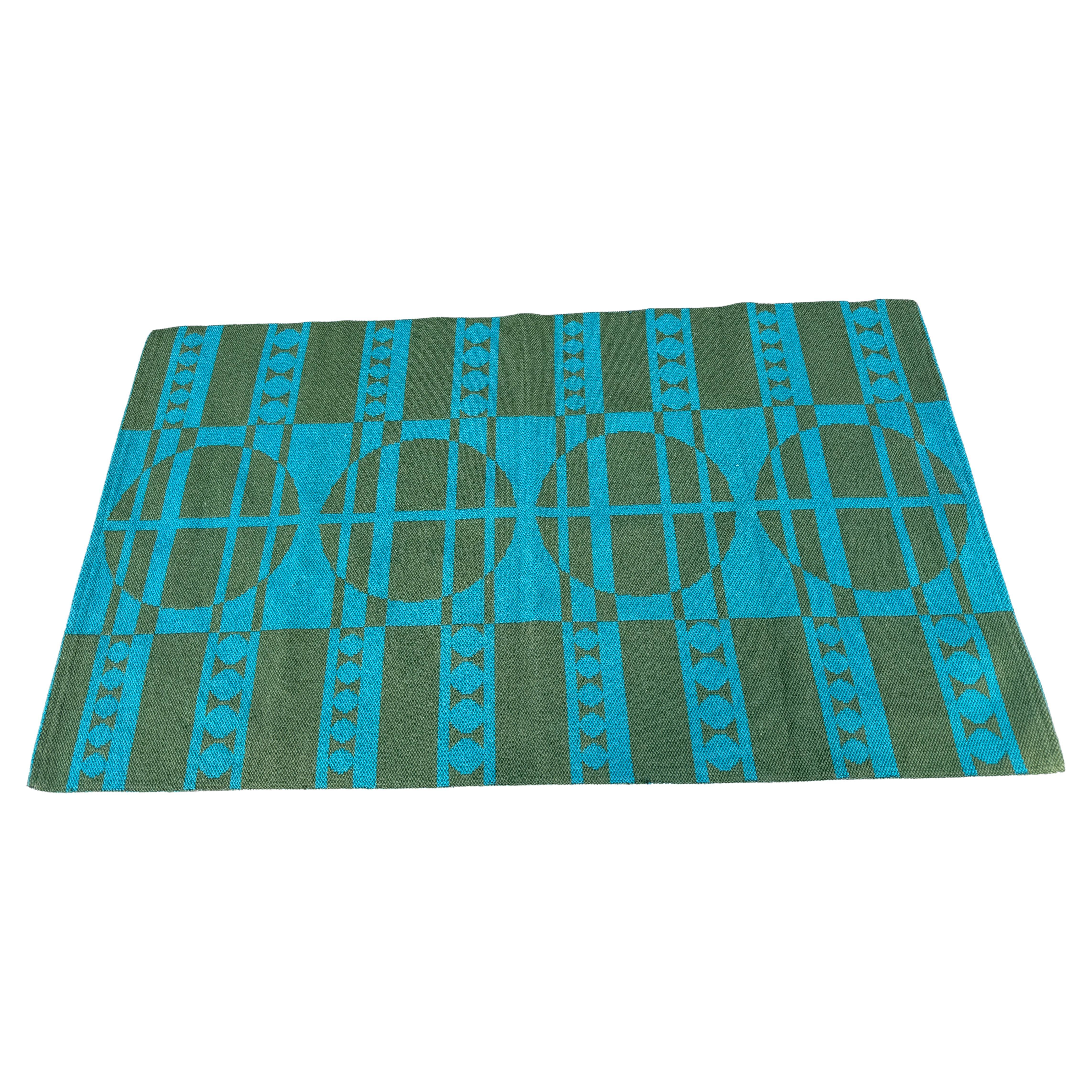 Rare tapis ou tapisserie Jutland Flat Weave Mills, d'après un dessin de Verner Panton. Laine, coton et jute. Dans un état de conservation exceptionnel. Motifs géométriques répétitifs verts et bleus de cercles, de sabliers, de diamants et de carrés