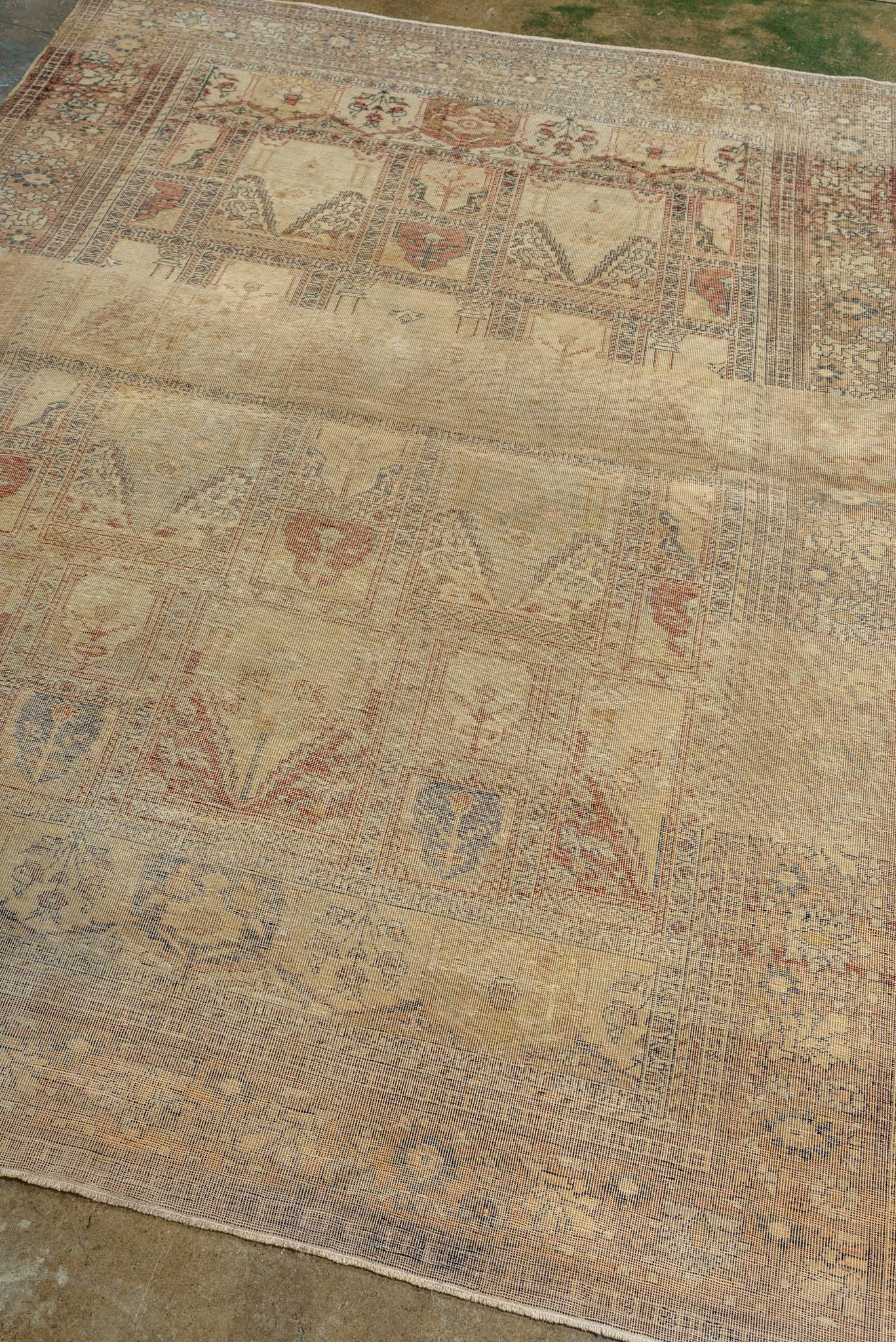 Ein Kaisary-Teppich um 1900. Handgeknüpft, aus 100% Wollgarn.