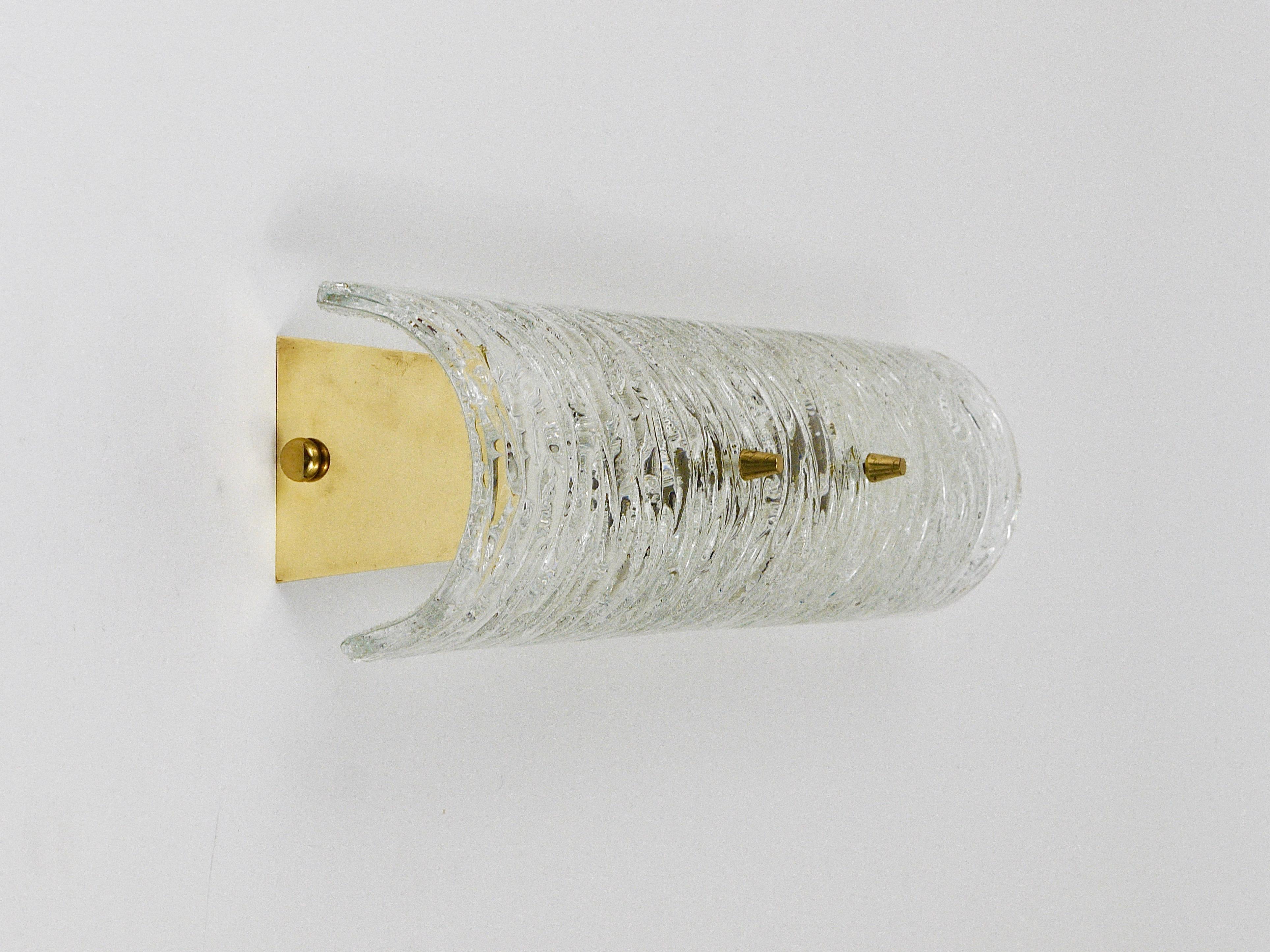 Kalmar Midcentury Wall Light, Brass and Textured Glass, Austria, 1950s In Excellent Condition For Sale In Vienna, AT