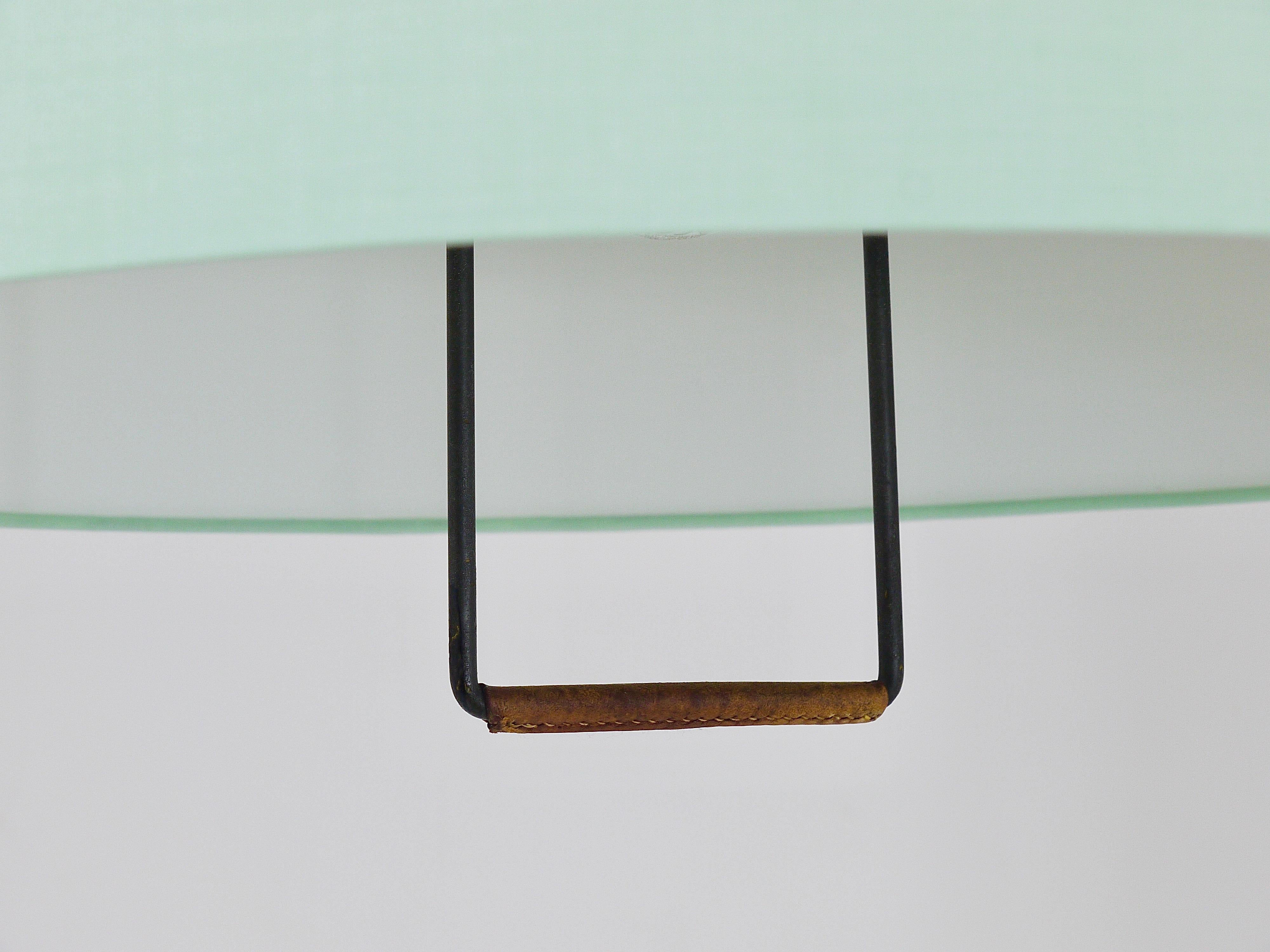 Eine schöne höhenverstellbare Pendelleuchte Kalmar Modell 2520 aus der Mitte des Jahrhunderts mit einem Gegengewicht, einem schönen lederbezogenen Griff und einem zylindrischen pastellgrünen Lampenschirm aus den 1950er Jahren. Ausgeführt von Kalmar