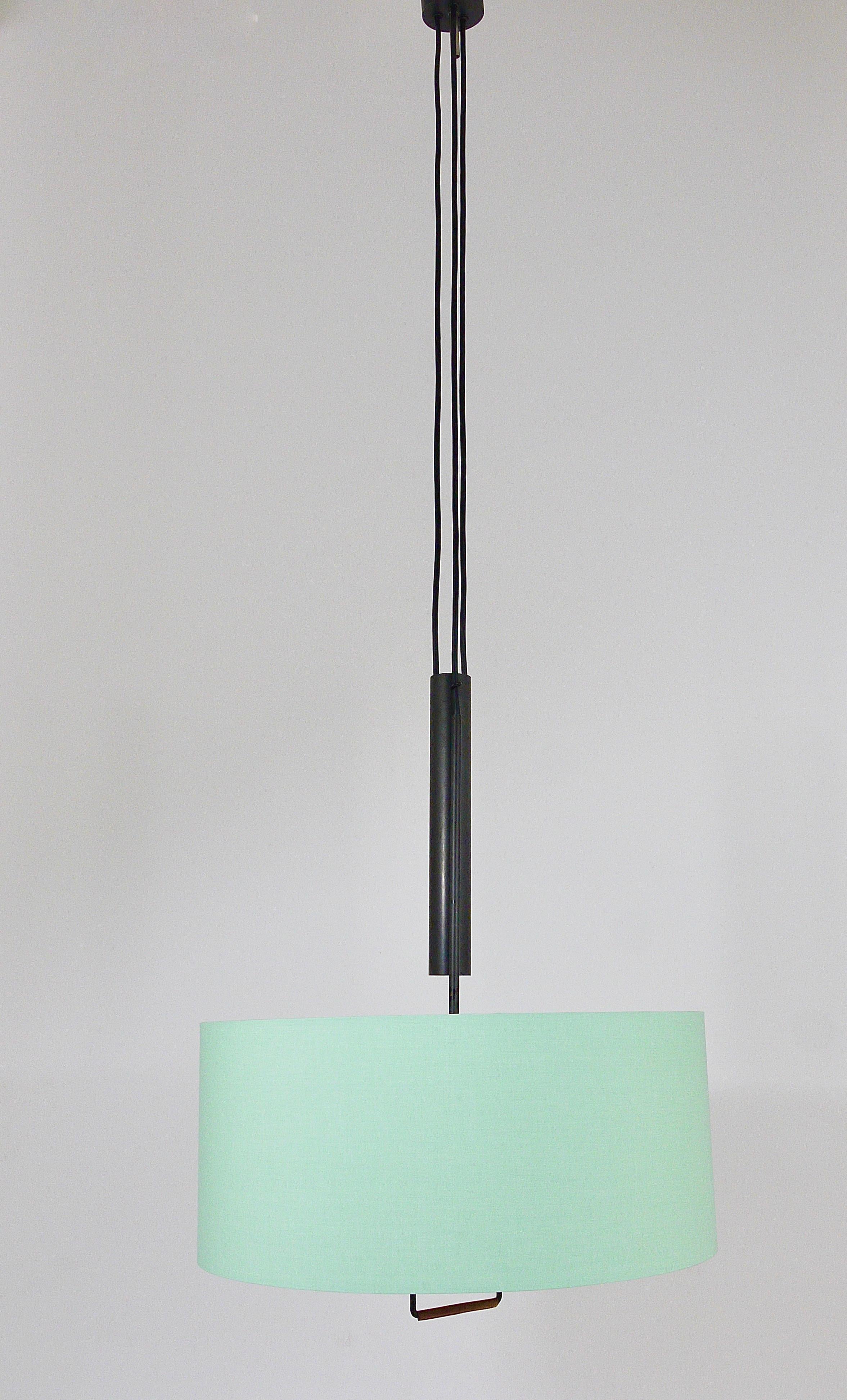 J.T. Verstellbare Mid-Century-Pendelleuchte Kalmar mit Gegengewicht, Österreich, 1950er Jahre (Moderne der Mitte des Jahrhunderts) im Angebot