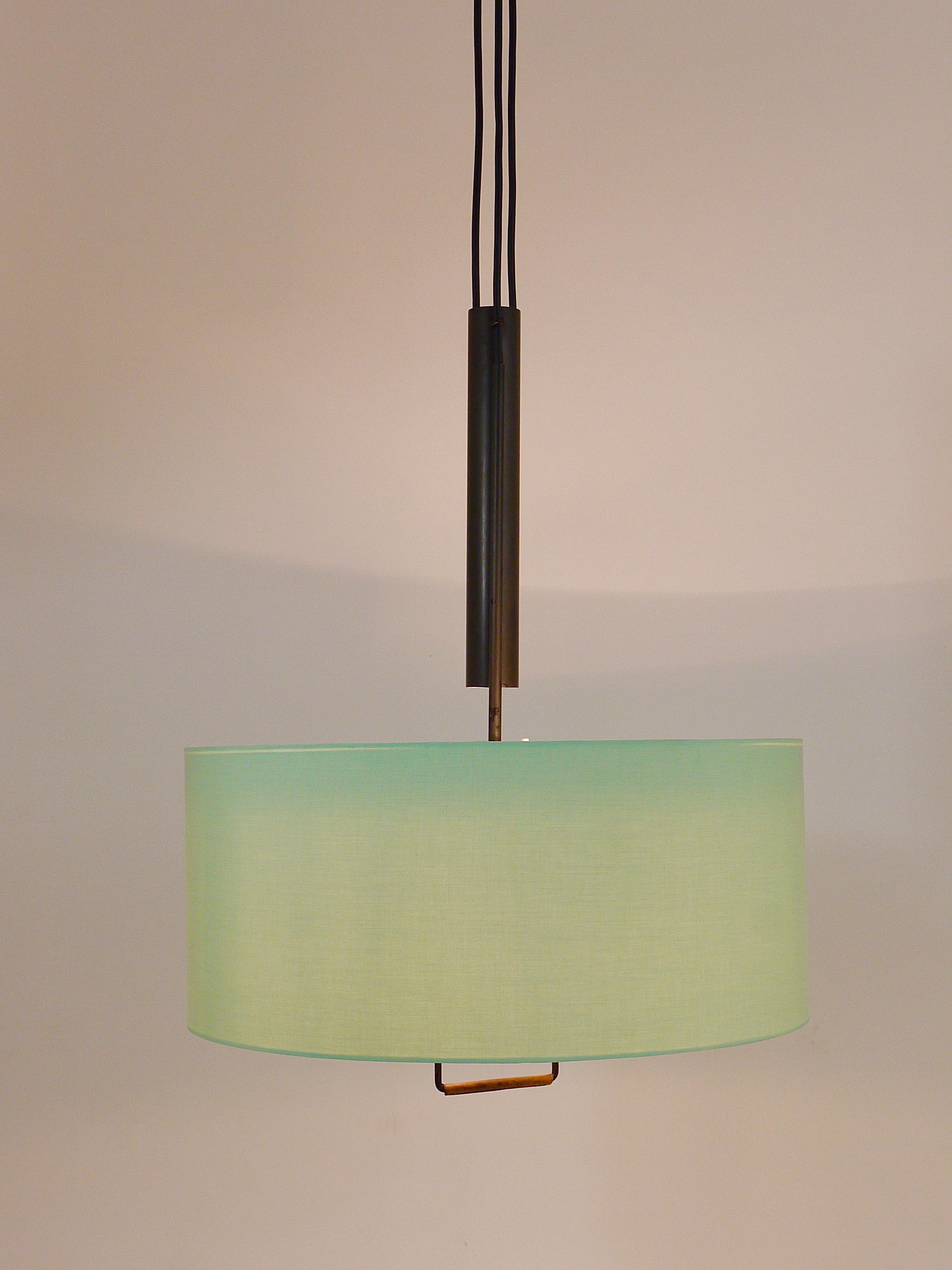 A Kalmar Midcentury Height-Adjustable Counterweight Pendant Lamp, Austria, 1950s In Good Condition For Sale In Vienna, AT