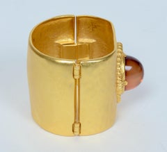 Un bracciale martellato e dorato di Karl Lagerfeld con un grande cabochon di ambra Gripoix