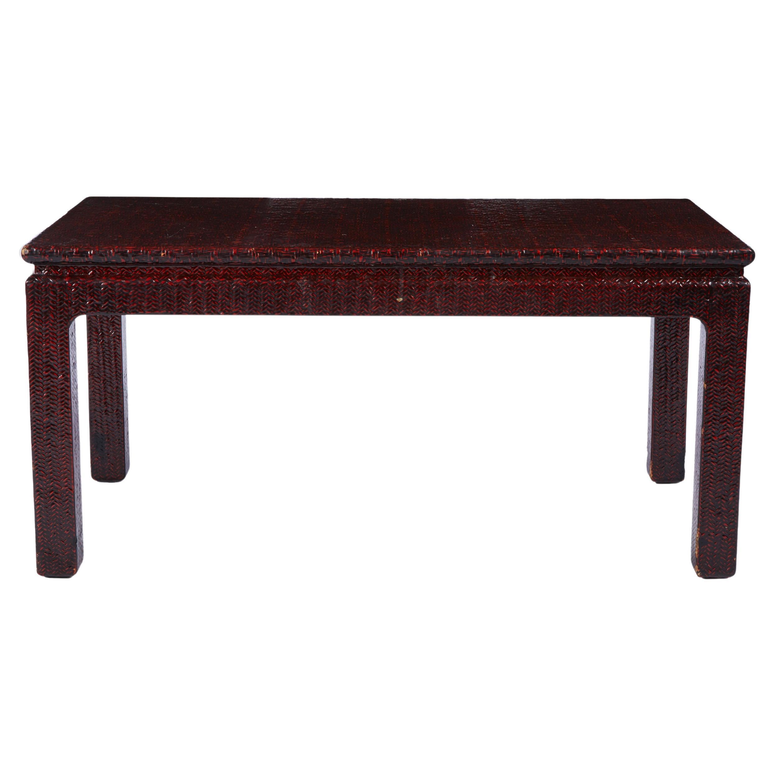 Table basse laquée en raphia rouge de style Karl Springer