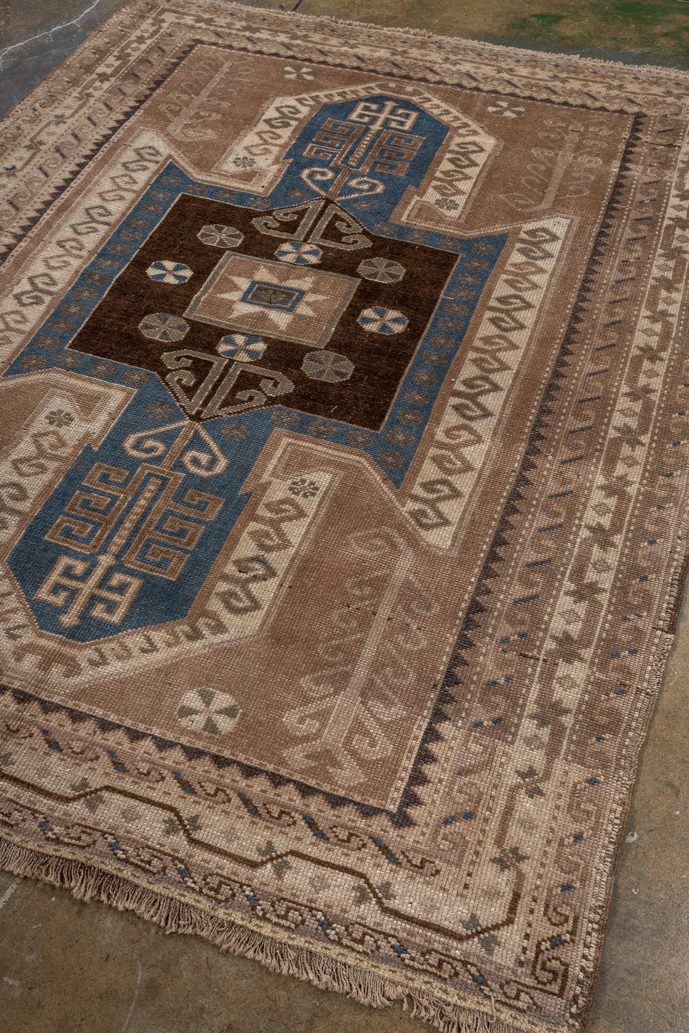 Ein Kars-Teppich um 1940. Handgeknüpft aus 100% Wollgarn.