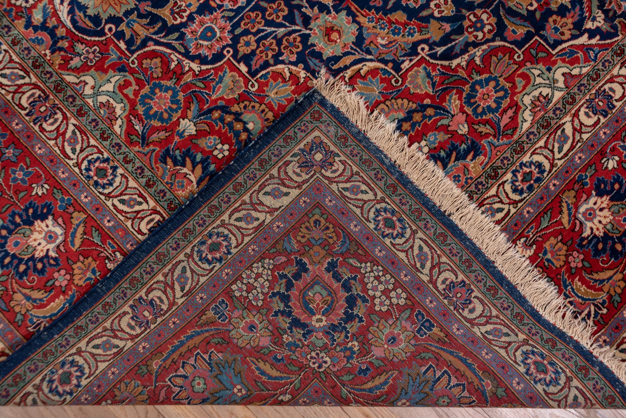 A Kashan Rug circa 1920. In Good Condition For Sale In Philadelphia, PA