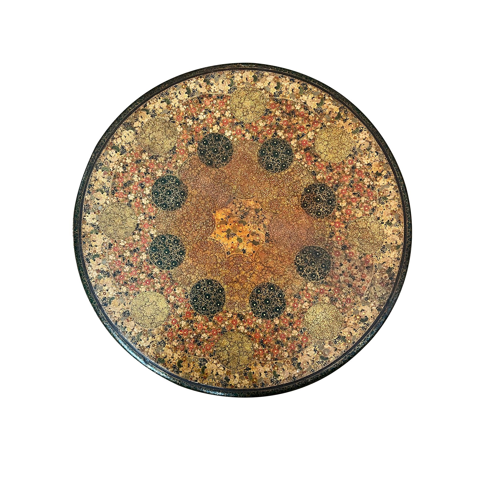  die runde Platte mit Viertelkante über einer flachen Schürze, die auf formschönen Cabriole-Stützen ruht; insgesamt reich verziert mit polychromen und vergoldeten Blumen und Blättern in traditioneller Manier