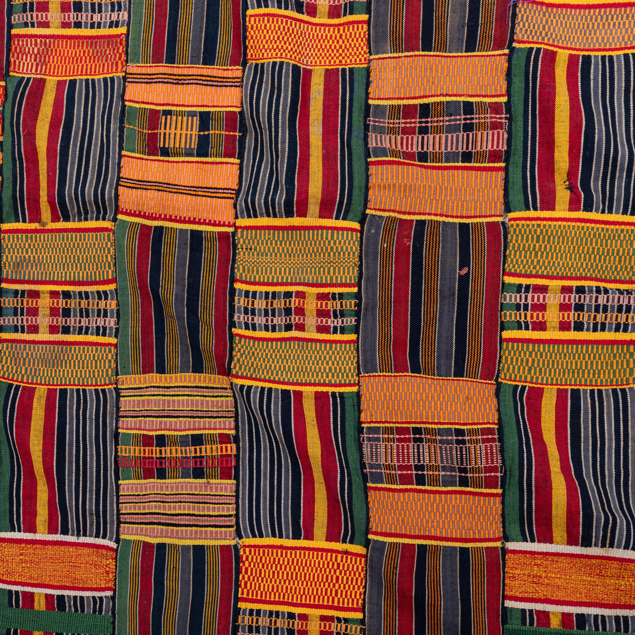A Kente Shoulder Cloth from the Asante people of Ghana  ca. 1970 In Good Condition In Istanbul, TR