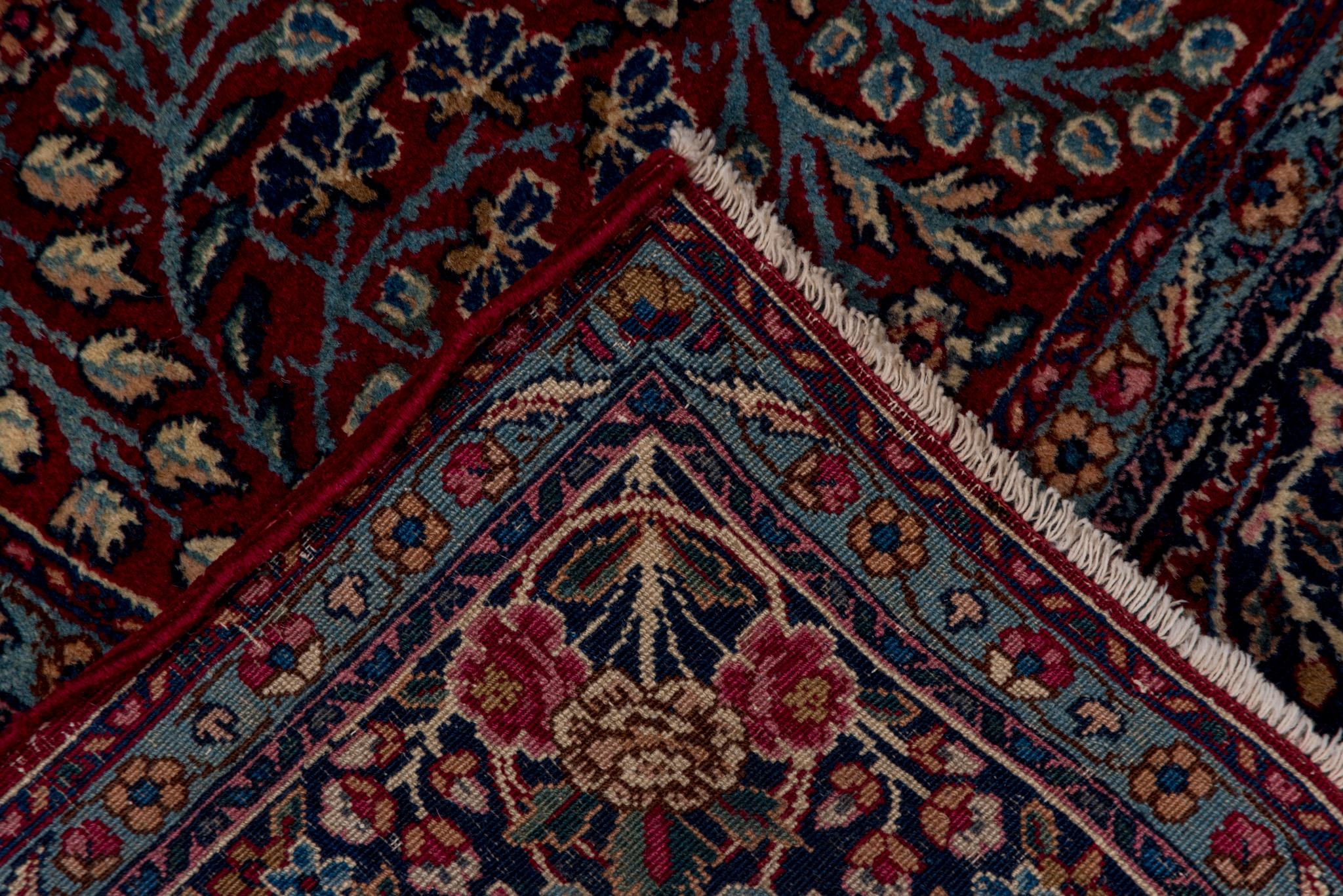 A Kerman Rug circa 1930. In Good Condition For Sale In Philadelphia, PA