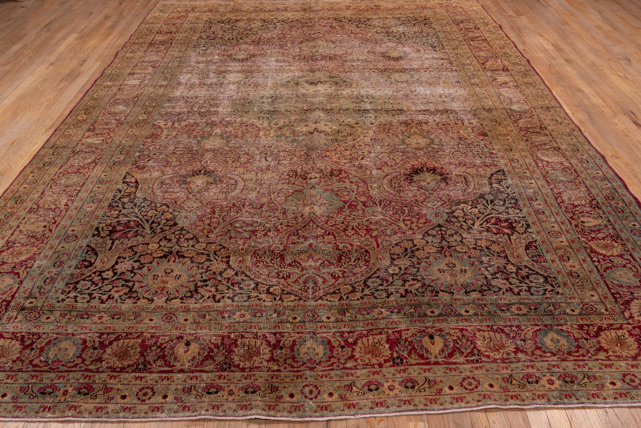 A Khorassan rug circa 1920. Hand knotted, made of 100% wool yarn.