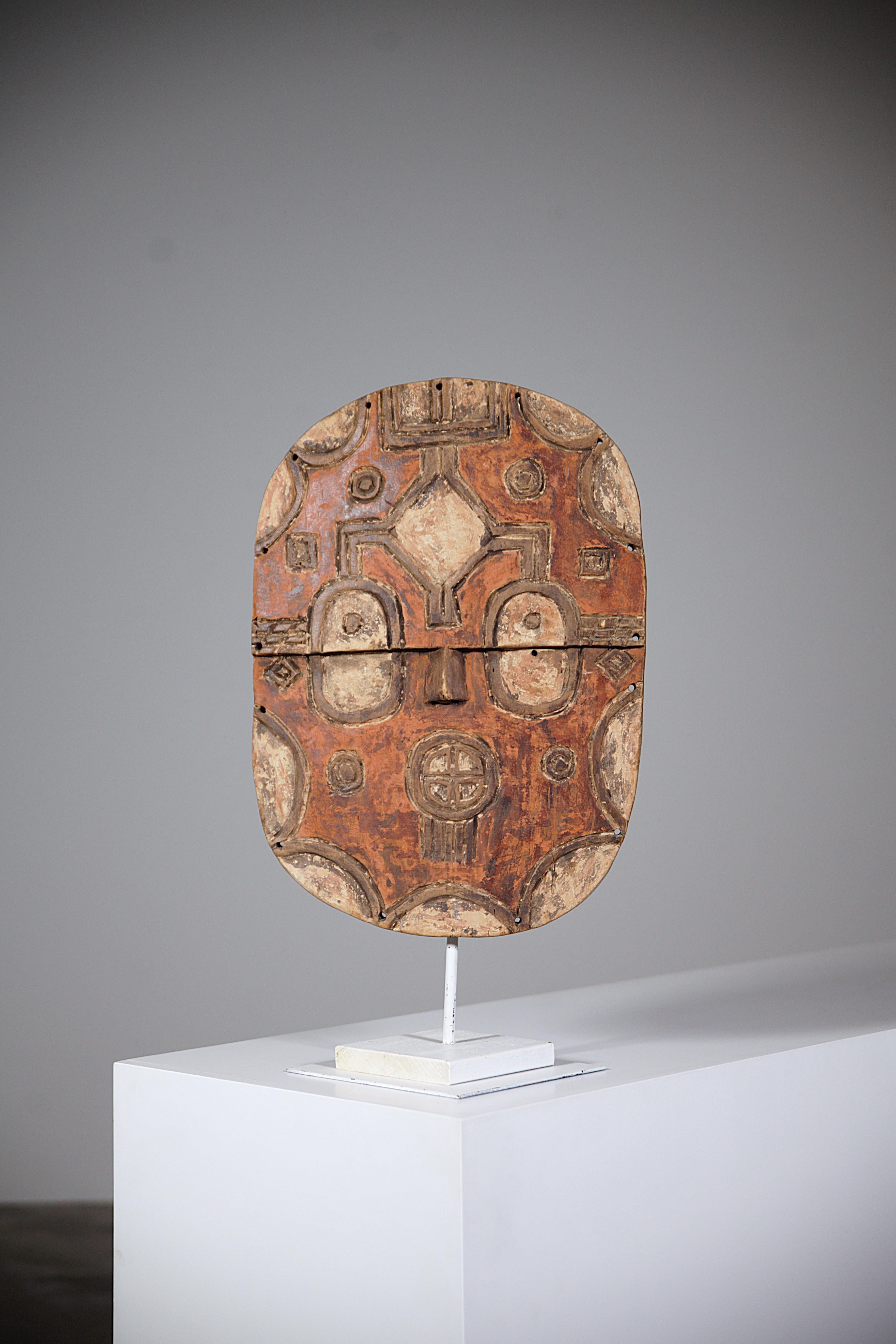 A Kidoumou Mask by Teke Tsayi Tribe Africa 1980's

Beautiful colours and patina.

Late work from Congo

Report : Base is not included