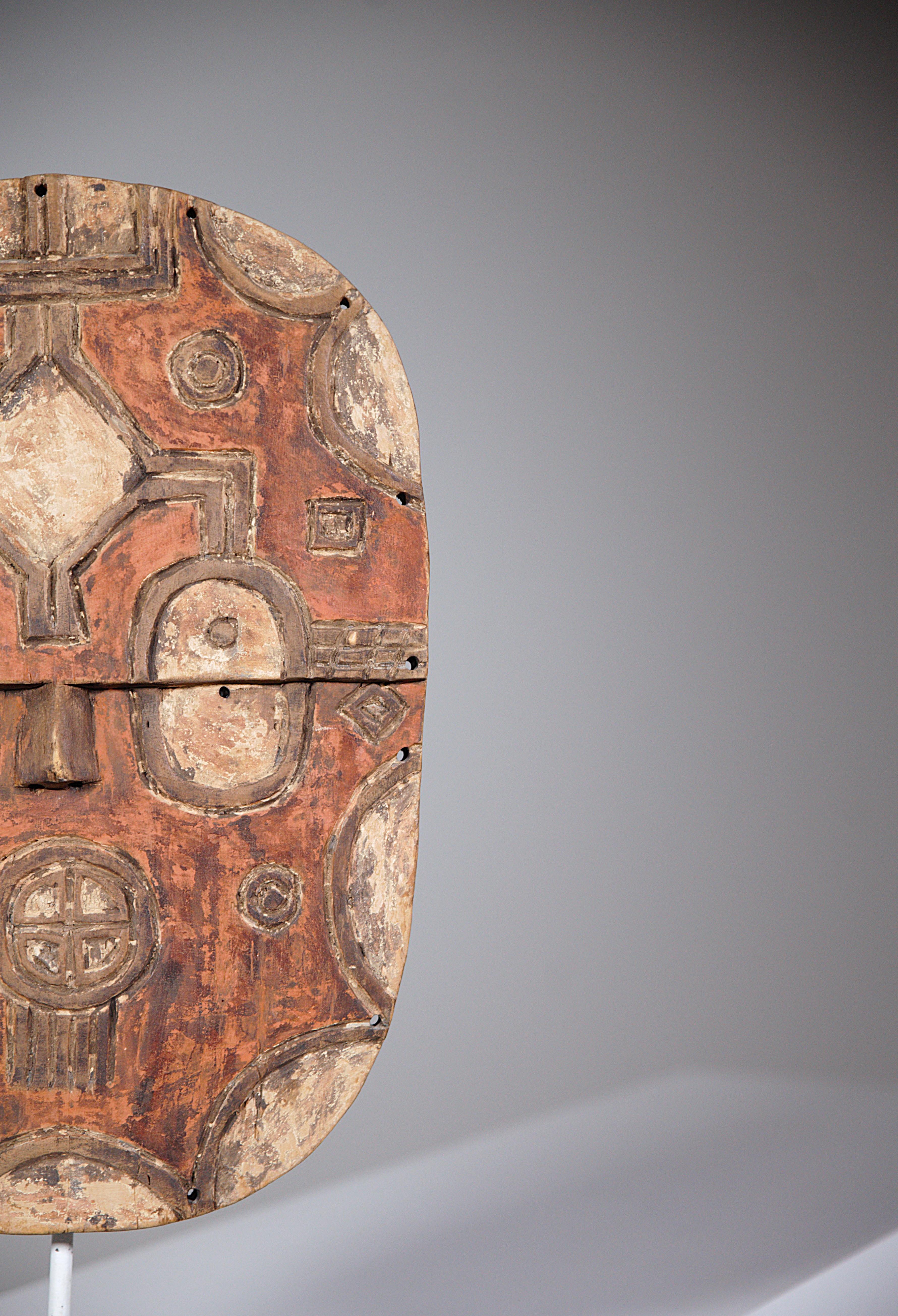 A Kidoumou Mask by Teke Tsayi Tribe Africa 1980's In Good Condition For Sale In HYÈRES, FR