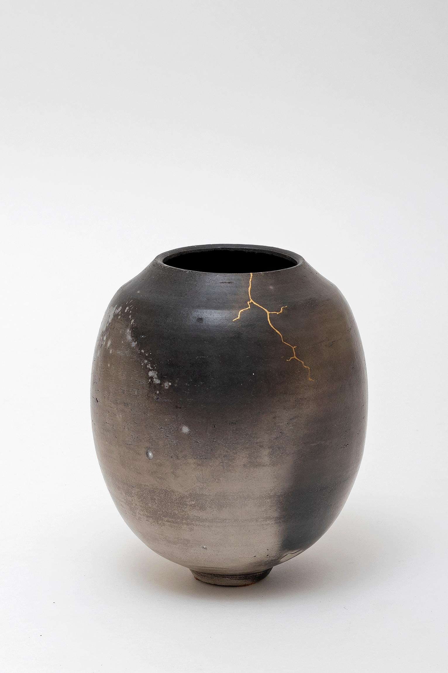 A vase by Karen Swami, 2018.
A unique wheel thrown stoneware, smoke fired, waxed and reworked with Japanese vegetal 'Urushi' lacquer and pure gold, in the Kintsugi technique.
Pièce unique / one of a kind - Porous and non