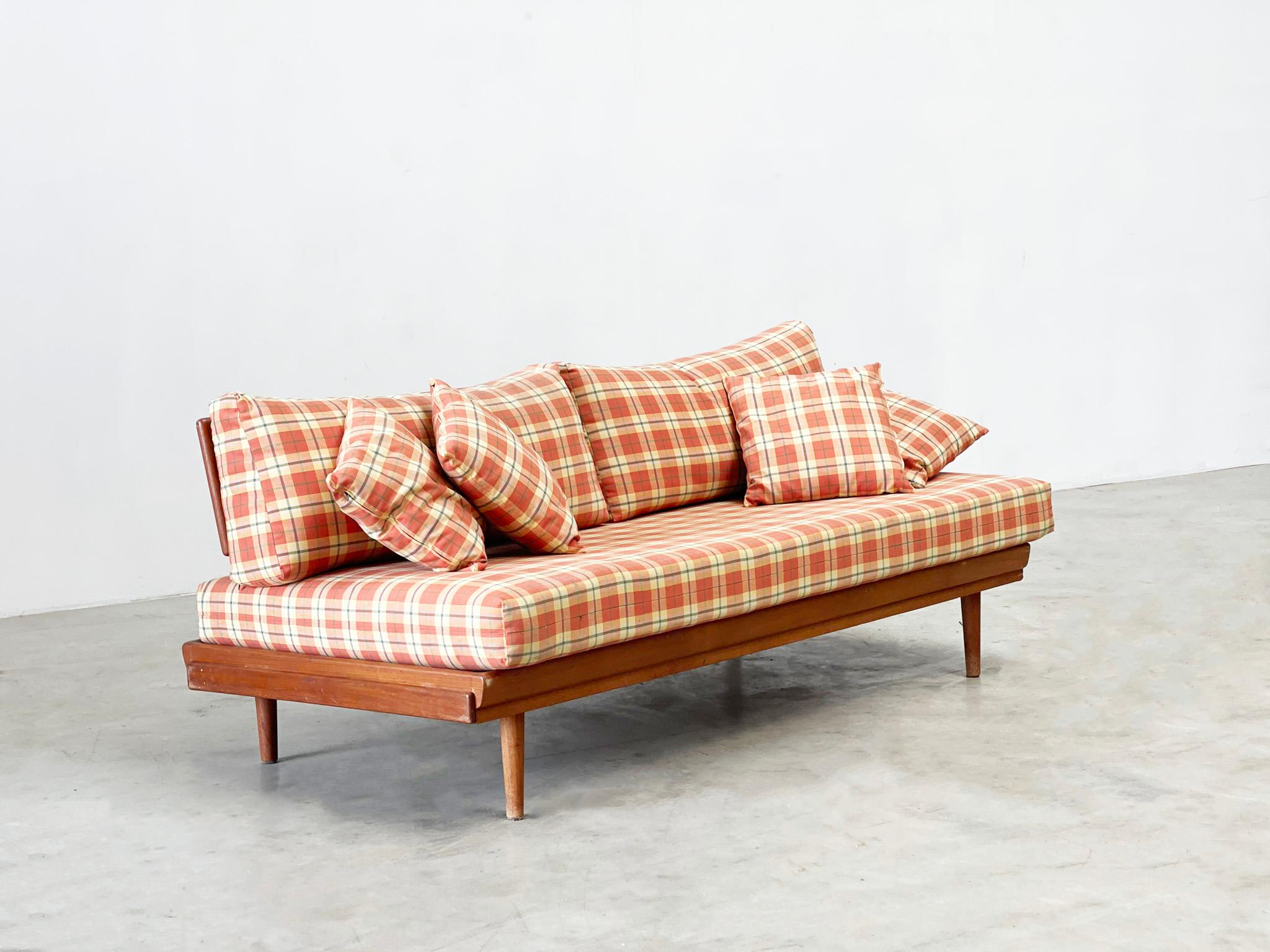 a piece of multifucntional furniture. This daybed or sofa bed was manufactured by Knoll in the 1960s. Knoll designed this piece of furniture to be versatile. It is a 3 seat sofa but if you remove the cushions you can turn it into a bed. This piece