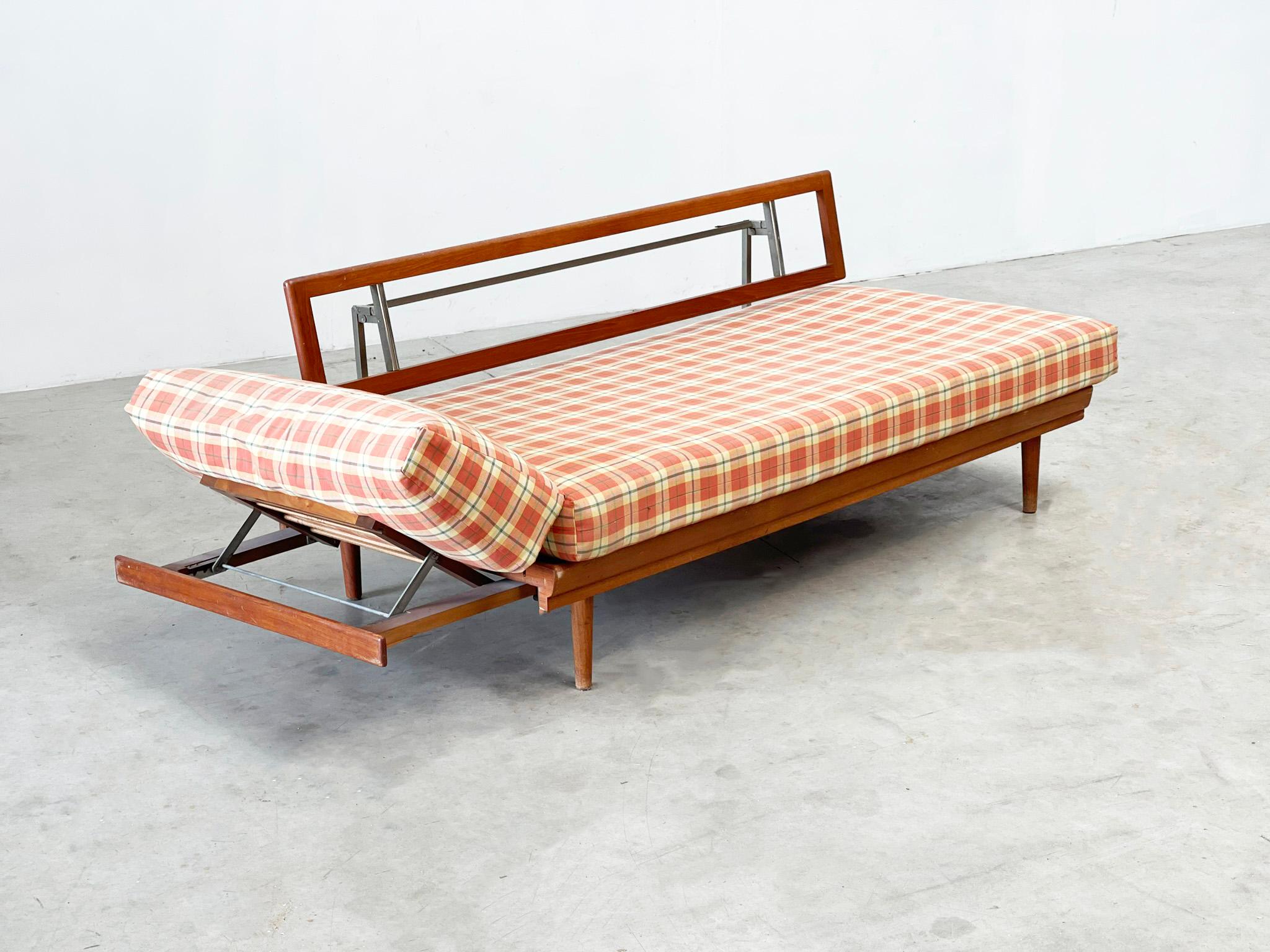 A Knoll Antimott daybed and sofa by Wilhelm Knoll In Good Condition For Sale In Nijlen, VAN